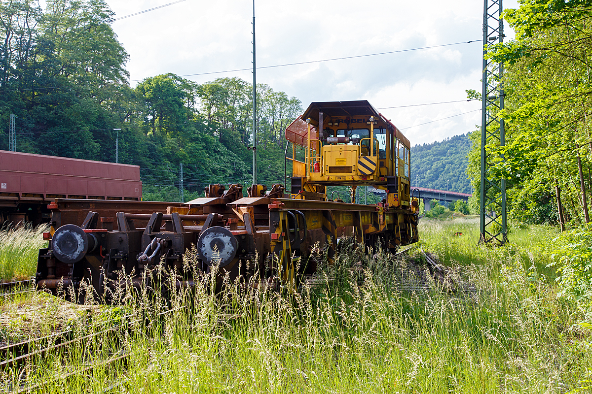 
Schienenladezugeinrichtung-Portalkran 40.61 - 36 ATZ (Schweres Nebenfahrzeug Nr. SLE 892 / 97 30 01 32 300-3) mit den beiden Rutschenwagen (Schweres Nebenfahrzeug Nr. 97 30 054 3 657-9 und 97 30 054 3 557-1) der DB Bahnbau Gruppe sind am 29.05.2016 in Betzdorf/Sieg abgestellt. 

Der Portalkran 40.61 - 36 ATZ wurde 1994 von Robel gebaut, die beiden Rutschenwagen wurden 1978 von Robel gebaut. 

Mit dieser Einrichtung werden Langschienen von speziellen Langschienenwagen neben oder ins Gleis gelegt bzw. alte Schienen aufgenommen.

TECHNISCHE DATEN:
Schienenladezugeinrichtung-Portalkran 40.61 - 36 ATZ  „SLE 892“
Eigengewicht: 8,8 t
Nutzlast: 1 t
Bremse: Hydraulisch
Höchstgeschwindigkeit (Hg): 10 km/h (Eigenfahrt auf den Wagen)
Zur Mitfahrt zugel. Personen: 1

Schienenladezugeinrichtung- Rutschenwagen (jeweils)
Spurweite: 1.435 mm
Anzahl der Achsen: 2
Länge über Puffer: 11,00 m
Achsabstand: 7,00 m
Eigengewicht: 14,0 t
Bremse: KE-GP
Höchstgeschwindigkeit (Hg): 100 km/h 