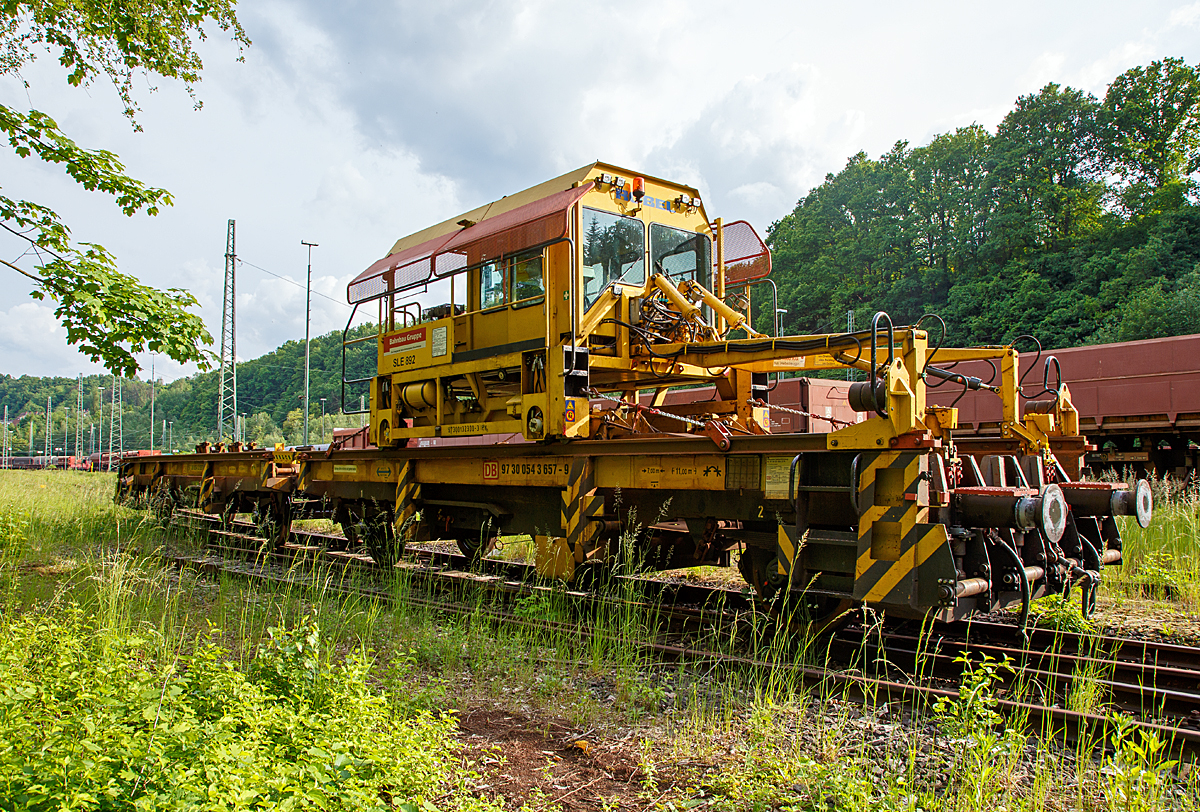 
Schienenladezugeinrichtung-Portalkran 40.61 - 36 ATZ (Schweres Nebenfahrzeug Nr. SLE 892 / 97 30 01 32 300-3) mit den beiden Rutschenwagen (Schweres Nebenfahrzeug Nr. 97 30 054 3 657-9 und 97 30 054 3 557-1) der DB Bahnbau Gruppe sind am 29.05.2016 in Betzdorf/Sieg abgestellt. 

Der Portalkran 40.61 - 36 ATZ wurde 1994 von Robel gebaut, die beiden Rutschenwagen wurden 1978 von Robel gebaut. 

Mit dieser Einrichtung werden Langschienen von speziellen Langschienenwagen neben oder ins Gleis gelegt bzw. alte Schienen aufgenommen.

TECHNISCHE DATEN:
Schienenladezugeinrichtung-Portalkran 40.61 - 36 ATZ  „SLE 892“
Eigengewicht: 8,8 t
Nutzlast: 1 t
Bremse: Hydraulisch
Höchstgeschwindigkeit (Hg): 10 km/h (Eigenfahrt auf den Wagen)
Zur Mitfahrt zugel. Personen: 1

Schienenladezugeinrichtung- Rutschenwagen (jeweils)
Spurweite: 1.435 mm
Anzahl der Achsen: 2
Länge über Puffer: 11,00 m
Achsabstand: 7,00 m
Eigengewicht: 14,0 t
Bremse: KE-GP
Höchstgeschwindigkeit (Hg): 100 km/h 