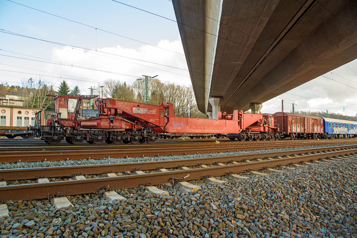 
Schienentiefladewagen (Tragschnabelwagen) mit Sondereinrichtungen mit 12 Rads�tzen der Gattung Uaai 821 der HCS (Heavy Cargo + Service), eingestellt als 86 80 995 2 920-8 D-NCS, mit einem Gbs 256 (48 80 D-NCS 1555 084-0) und einem Begleitwagen (37 RIV 55 H-NCS 970 0 004-7) abgestellt am 21.11.2015 in Kreuztal.

