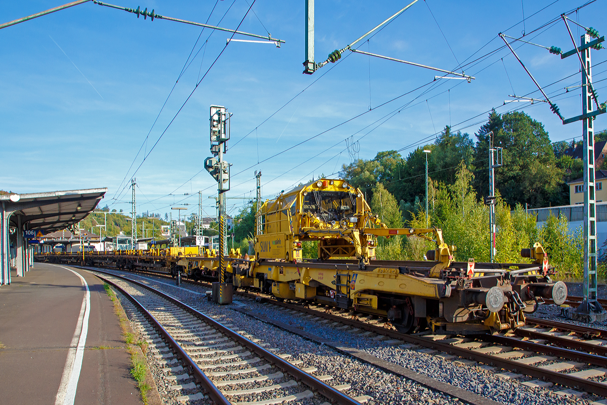 
Schienenzugladeeinrichtung SILAD 40.61(bzw. Schienenladewagen SLW 1), Schweres Nebenfahrzeug Nr. D-VMRS 9980 9511 008-1, ex 97 30 08 901 57-9, der Vossloh Mobile Rail Services GmbH, am 06.09.2019 im Zugverband (Zugschluss) in Betzdorf/Sieg auf der Fahrt nach Kreuztal. Der Robel SILAD 40.61 gehörte zuvor der Stahlberg & Roensch Leipzig GmbH, heute Teil der Vossloh Mobile Rail Services GmbH.

Der Schienenladezug 40.61 (Rutschenwagen 1 mit Schienenmanipulator / Rutschenwagen 2) wurden 1998 von Robel unter der Fabriknummer 40.61-78 gebaut.

Wie man sieht ist der ROBEL Schienenmanipulator auch ein eigenständiges Schienenfahrzeug, mit einer Spurweite von 2.864 mm, welches auf den beiden Rutschenwagen und einer nachfolgenden Langschienentransporteinheit der Bauart Robel fährt.

Technische Daten des ROBEL Schienenmanipulator SILAD 40.61
Spurweite: 2.864 mm
Motor: 4-Zylinder-Dieselmotor
Antriebsart: Diesel hydrostatisch (d.h. der Dieselmotor triebt ein Hydraulikaggregat an, welches Hydraulikmotore (Hydromotore) antreibt.
Höchstgeschwindigkeit: 10 km/h
Max. Zugkraft bei 10 km/h: 11.800N
Max. Zugkraft bei 0-4 km/h: 3.300 N
Eigengewicht : 13.600 kg
Ladezeiten pro Schienenpaar (180 m lang): Aufladen ca. 4 min / Abladen ca. 2 min
Schienengewicht: bis zu 70 kg/m
Hubkraft je Schienengreiferarm bei 3,7 m Ausladung: 15.000 N (1.500 kg)
Schwenkkraft je Schienengreiferarm: 1000 N
Max. Schienenlänge: 250 m (übliche Längen 120 und 180 m)

Technische Daten der Rutschenwagen:
Spurweite: 1.435 mm
Länge über Puffer: 13.800 mm
Achsabstand: 8.000 mm
Höchstgeschwindigkeit: 120 km/h
Eigengewicht: 48.000 kg 
Kleister befahrbarer Gleisbogen: R 180 m

Dahinter die Langschienenwagen auf Skks Wagen, mit Altschienen.