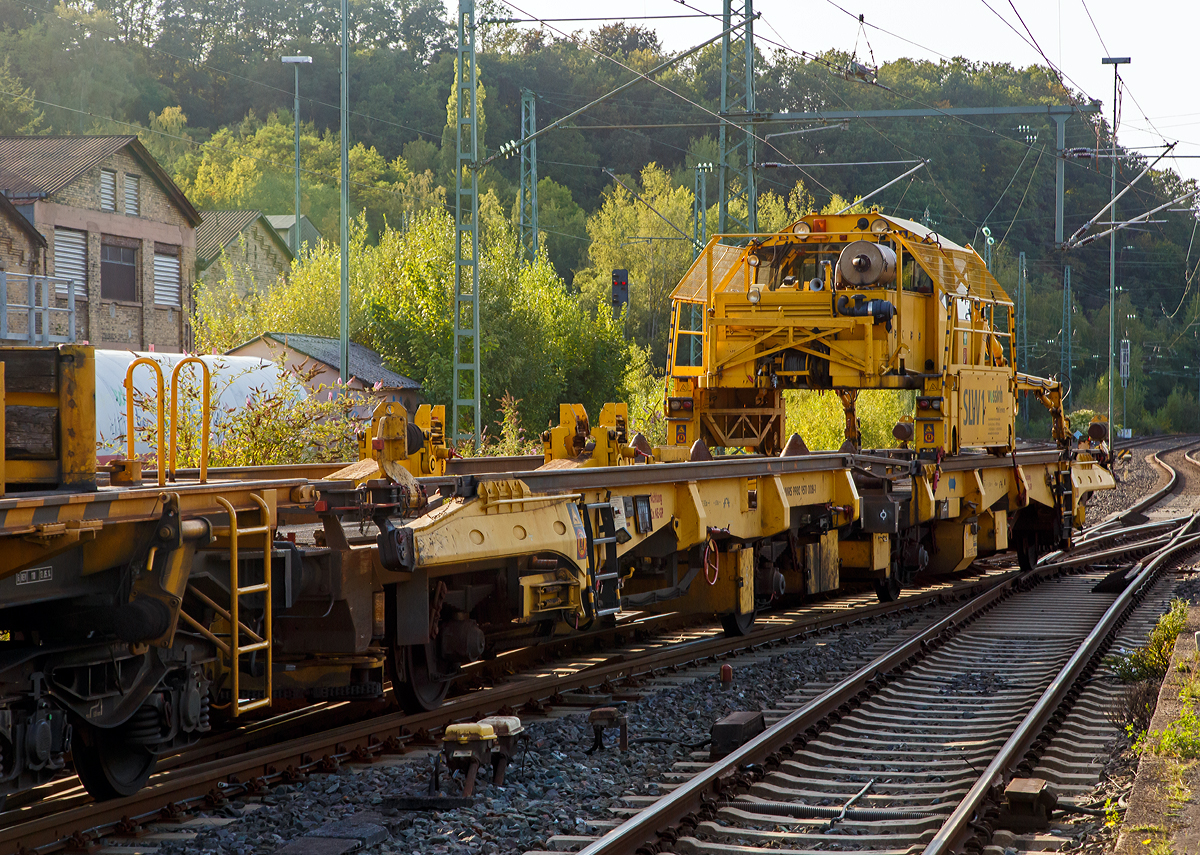 
Schienenzugladeeinrichtung SILAD 40.61(bzw. Schienenladewagen SLW 1), Schweres Nebenfahrzeug Nr. D-VMRS 9980 9511 008-1, ex 97 30 08 901 57-9, der Vossloh Mobile Rail Services GmbH, am 06.09.2019 im Zugverband (Zugschluss) in Betzdorf/Sieg auf der Fahrt nach Kreuztal. Der Robel SILAD 40.61 gehörte zuvor der Stahlberg & Roensch Leipzig GmbH, heute Teil der Vossloh Mobile Rail Services GmbH.

Der Schienenladezug 40.61 (Rutschenwagen 1 mit Schienenmanipulator / Rutschenwagen 2) wurden 1998 von Robel unter der Fabriknummer 40.61-78 gebaut.

Wie man sieht ist der ROBEL Schienenmanipulator auch ein eigenständiges Schienenfahrzeug, mit einer Spurweite von 2.864 mm, welches auf den beiden Rutschenwagen und einer nachfolgenden Langschienentransporteinheit der Bauart Robel fährt.

Technische Daten des ROBEL Schienenmanipulator SILAD 40.61
Spurweite: 2.864 mm
Motor: 4-Zylinder-Dieselmotor
Antriebsart: Diesel hydrostatisch (d.h. der Dieselmotor triebt ein Hydraulikaggregat an, welches Hydraulikmotore (Hydromotore) antreibt.
Höchstgeschwindigkeit: 10 km/h
Max. Zugkraft bei 10 km/h: 11.800N
Max. Zugkraft bei 0-4 km/h: 3.300 N
Eigengewicht : 13.600 kg
Ladezeiten pro Schienenpaar (180 m lang): Aufladen ca. 4 min / Abladen ca. 2 min
Schienengewicht: bis zu 70 kg/m
Hubkraft je Schienengreiferarm bei 3,7 m Ausladung: 15.000 N (1.500 kg)
Schwenkkraft je Schienengreiferarm: 1000 N
Max. Schienenlänge: 250 m (übliche Längen 120 und 180 m)

Technische Daten der Rutschenwagen:
Spurweite: 1.435 mm
Länge über Puffer: 13.800 mm
Achsabstand: 8.000 mm
Höchstgeschwindigkeit: 120 km/h
Eigengewicht: 48.000 kg 
Kleister befahrbarer Gleisbogen: R 180 m