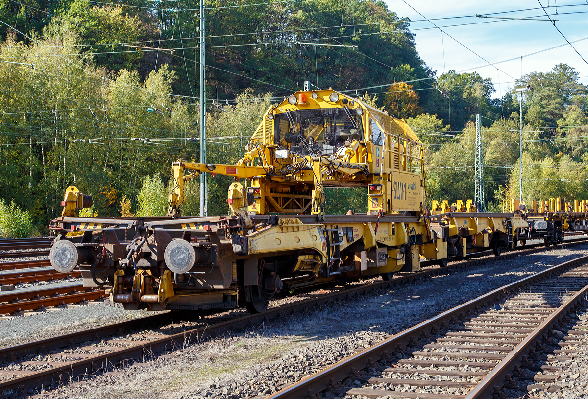 
Schienenzugladeeinrichtung SILAD 40.61(bzw. Schienenladewagen SLW 1), Schweres Nebenfahrzeug Nr. D-VMRS 9980 9511 008-1, ex 97 30 08 901 57-9, der Vossloh Mobile Rail Services GmbH, abgestellt am 12.10.2019 im Rbf  Betzdorf/Sieg. Der Robel SILAD 40.61 gehörte zuvor der Stahlberg & Roensch Leipzig GmbH, heute Teil der Vossloh Mobile Rail Services GmbH.

Der Schienenladezug 40.61 (Rutschenwagen 1 mit Schienenmanipulator / Rutschenwagen 2) wurden 1998 von Robel unter der Fabriknummer 40.61-78 gebaut.

Wie man sieht ist der ROBEL Schienenmanipulator auch ein eigenständiges Schienenfahrzeug, mit einer Spurweite von 2.864 mm, welches auf den beiden Rutschenwagen und einer nachfolgenden Langschienentransporteinheit der Bauart Robel fährt.

Technische Daten des ROBEL Schienenmanipulator SILAD 40.61
Spurweite: 2.864 mm
Motor: 4-Zylinder-Dieselmotor
Antriebsart: Diesel hydrostatisch (d.h. der Dieselmotor triebt ein Hydraulikaggregat an, welches Hydraulikmotore (Hydromotore) antreibt.
Höchstgeschwindigkeit: 10 km/h
Max. Zugkraft bei 10 km/h: 11.800N
Max. Zugkraft bei 0-4 km/h: 3.300 N
Eigengewicht : 13.600 kg
Ladezeiten pro Schienenpaar (180 m lang): Aufladen ca. 4 min / Abladen ca. 2 min
Schienengewicht: bis zu 70 kg/m
Hubkraft je Schienengreiferarm bei 3,7 m Ausladung: 15.000 N (1.500 kg)
Schwenkkraft je Schienengreiferarm: 1000 N
Max. Schienenlänge: 250 m (übliche Längen 120 und 180 m)

Technische Daten der Rutschenwagen:
Spurweite: 1.435 mm
Länge über Puffer: 13.800 mm
Achsabstand: 8.000 mm
Höchstgeschwindigkeit: 120 km/h
Eigengewicht: 48.000 kg 
Kleister befahrbarer Gleisbogen: R 180 m

