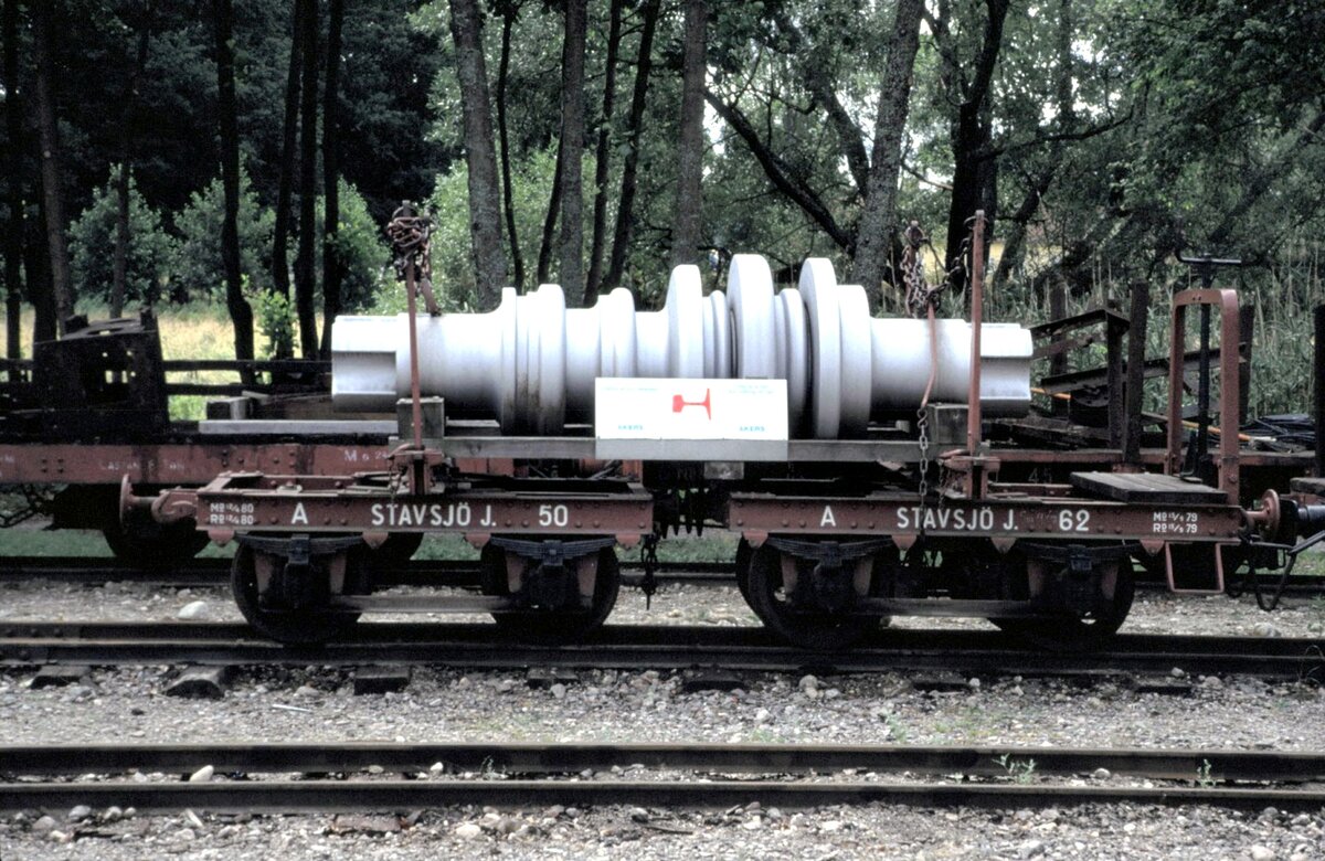 Schmalspur Flachwagen, beladen mit einer Walze für ein Stahlwerk bei der Östra Södermanlands Järnväg in Mariefred am 07.08.1994.