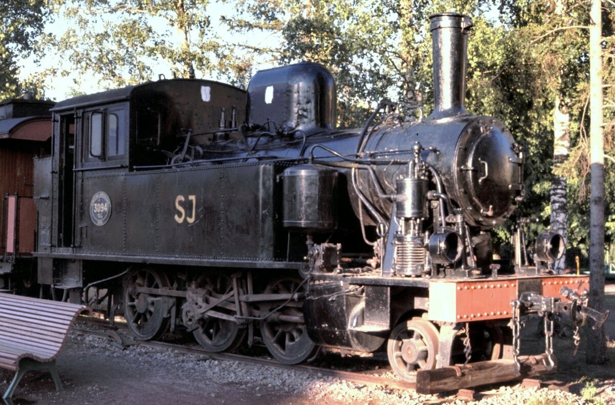 Schmalspurdampflok 891mm SJ Typ S5p Nr.3094, Baujahr 1999 von Fabrik Motala Fabriknummer 193 auf Sockel in Hjo im Juli 1977.
