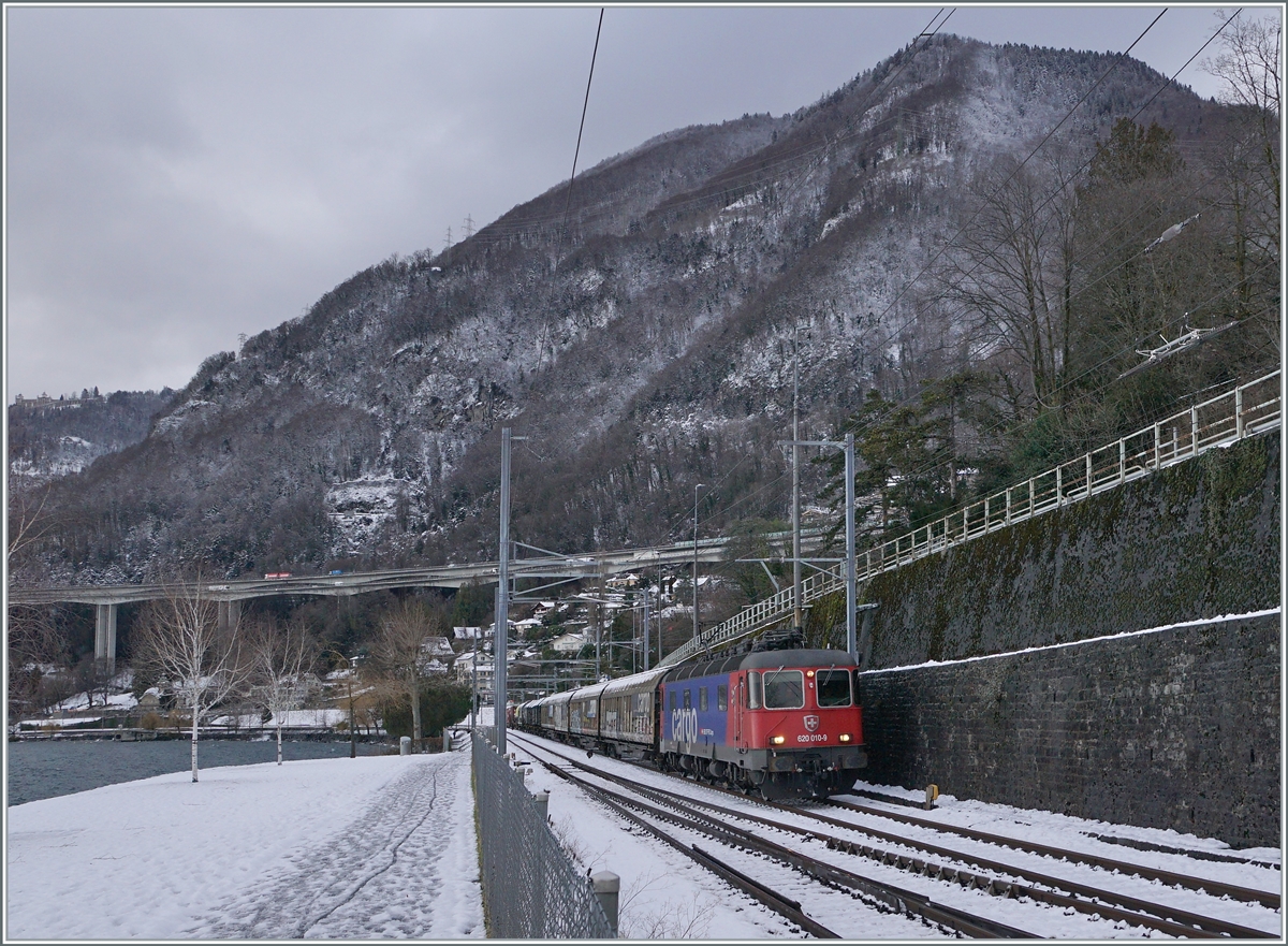 Schnee am Ufer des Genfer Sees ist relativ selten und wenn dann schmilzt er durch die Wärme des Sees recht rasch. Somit nutzte ich bei einem kleine Spaziergang sozusagen jede Flocke um die zumindest augenscheinlich winterliche Stimmung festzuhalten.

Die SBB Re 6/6 11610 (Re 620 010-9)  Spreitenbach  erreicht mit einem Güterzug auf der Fahrt in Richtung Wallis den Bahnhof von Villeneuve. 
Seit dem Fahrplanwe3chsl verkehren die Regionalzüge von Lausanne kommend nicht mehr nur bis Villeneuve, sondern mindestens bis Aigle. Somit werden die vor wenigen Jahren eingebauten und hier zu sehnend Schnellfahrweichen kaum mehr benötigt. 

25. Januar 2021