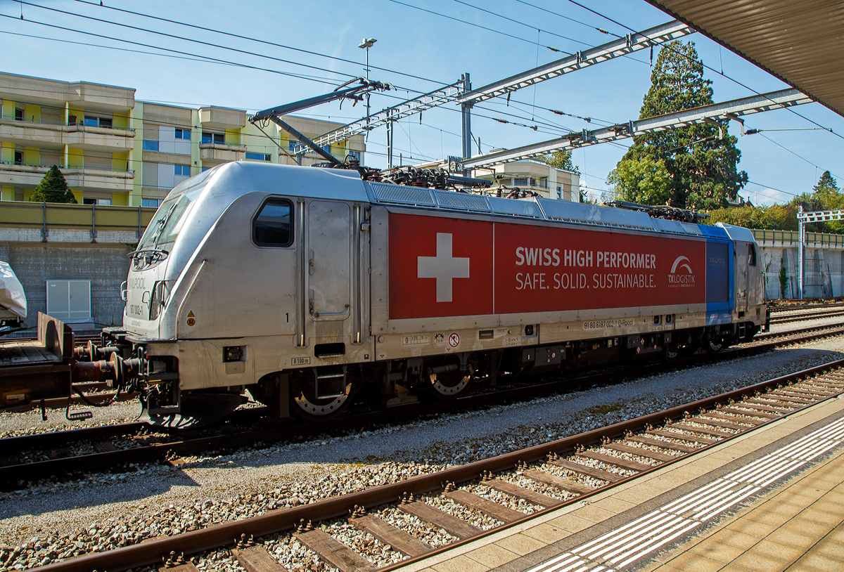 Schnell noch ein Seitenblick....
Die an die TX Logistik AG vermietete 187 002-1 (91 80 6187 002-1 D-Rpool, ex 91 80 6187 002-1 D-BTK) der Railpool, eine TRAXX F160 AC3 LM, fährt am 08.09.2021 mit einem Transporter-Zug (Wagen der Gattung Laadrs) durch den Bahnhof Spiez in Richtung Thun. 

Die TRAXX F160 AC3 LM wurde 2012 von Bombardier in Kassel unter der Fabriknummer 34936, als Vorführmaschine, gebaut und war auch von Bombardier als 91 80 6187 002-1 D-BTK eingestellt. Vermutlich 2017/18 erfolgte der Verkauf an die Railpool GmbH. Sie ist für eine Höchstgeschwindigkeit von 160 km/h für D/A/CH zugelassen und hat eine Last-Mile-Diesel Einrichtung. Die Lok trägt die Werbung -Swiss High Performer-, durch die sogenannte Flex-Panels, eine Vorrichtung zum Einspannen von Planen, ist ja das Wechseln von Werbung recht einfach.
