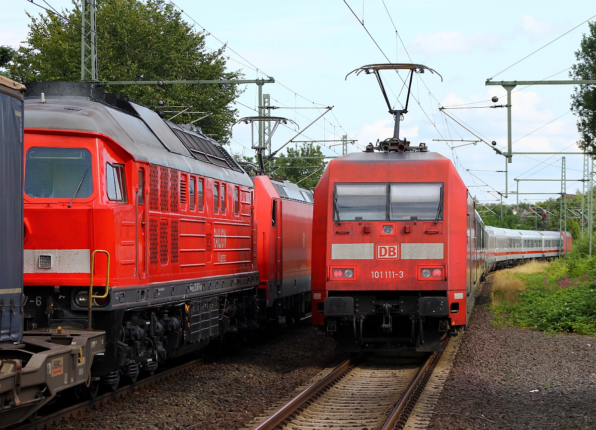 ...schob 101 111-3 den IC 2903 von Flensburg nach Hamburg vorbei an dem Schadzug und der Abschlepphilfe aus Maschen. Schleswig 16.07.2015