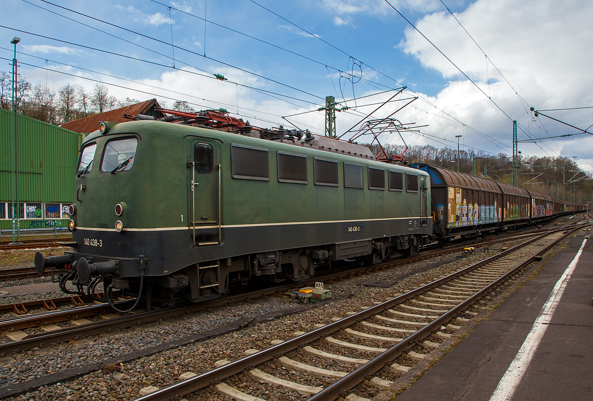Schon 58 Jahre alt und immer noch schön....
Die 140 438-3 (91 80 6140 438-3 D-BYB) der BayernBahn GmbH, ex DB E 40 438, fährt am 15.04.2020, mit dem sogenannten  Henkelzug  (Langenfeld/Rhld. nach Gunzenhausen), durch Betzdorf (Sieg) in Richtung Siegen.

Die Lok wurde 1963 von Henschel & Sohn in Kassel unter der Fabriknummer 30669 gebaut, der elektrische Teil ist von BBC (Brown, Boveri & Cie.) aus Mannheim. Als E 40 438 wurde sie 1963 von der Deutsche Bundesbahn in Dienst gesetzt, mit der Einführung des EDV-Nummernsystems wurde sie zum 01.01.1968 zur DB 140 438-3, die Ausmusterung bei der DB Schenker erfolgte 2012 und sie wurde an die BayernBahn GmbH verkauft. Dort wurde wieder die Ursprungsfarbgebung (chromoxidgrün).

Die E 40 der Deutsche Bundesbahn und ab dem Jahr 1968 als Baureihe 140 geführten Loks sind technisch gesehen eine E 10.1 ohne elektrische Bremse, jedoch mit geänderter Übersetzung des Getriebes. Mit 879 Exemplaren ist die E 40 die meistgebaute Type des Einheitselektrolokprogramms der Deutschen Bundesbahn. Ihre zulässige Höchstgeschwindigkeit betrug am Anfang entsprechend ihrem vorgesehenen Einsatzgebiet im mittelschweren Güterzugdienst 100 km/h, diese wurde im Juni 1969 jedoch auf 110 km/h erhöht, um die Züge zu beschleunigen und die Loks auch besser im Personen-Berufsverkehr einsetzen zu können.

TECHNISCHE DATEN:
Spurweite: 1.435 mm
Achsanordnung: Bo´Bo´
Länge über Puffer: 16.440 mm
Drehzapfenabstand: 7.900 mm
Achsstand in den Drehgestellen: 3.400 mm
Gesamtachsstand: 11.300 mm
Treibrad-Durchmesser: 1.250 mm
Dienstgewicht:  86t
Achslast: 21,5t
Zulässige Höchstgeschwindigkeit: 110 Km/h
Stromsystem: Einphasen-Wechselstrom 15 000 V, 16 ²/³ Hz
Nennleistung: 3.700 kW (5.032 PS)
Zugkraft: 336 kN
Nennleistung Trafo: 4040 kVA
Anzahl Fahrstufen:  28
Anzahl Fahrmotoren:  4
Fahrmotor-Typ: SSW WB 372

Beschaffungskosten:  ca. 1.226.000 DM

Wie alle Lokomotiven des Einheitslokomotivprogramms hatte die Baureihe E 40 als geschweißte Kasten-Konstruktionen mit Drehzapfen ausgeführte Drehgestelle und geschweißte Kastenaufbauten mit Lüftergittern. Die ebenfalls geschweißten Lokkästen unterscheiden sich im Wesentlichen nur durch ihre Länge und die Anordnung von Seitenfenstern und Lüftergittern von den anderen Einheitslokbaureihen. Der Rahmen stützt sich über Schraubenfedern und Gummielemente auf die Drehgestelle ab. Als Bremse wird eine indirekt wirkende Druckluftbremse Bauart Knorr und zum Rangieren eine direkt wirkende Zusatzbremse verwendet. Die Bremsklötze der E 40 sind im Vergleich zu denen der E 10 kleiner ausgeführt.

Die Fahrmotoren sind 14-polige Motoren vom Typ WB 372, wie sie später auch bei den Baureihen 111 und 151 weiterverwendet wurden. Wie bei allen Loks des Einheitslokprogramms wurde der Gummiringfeder-Antrieb der Siemens-Schuckertwerke (SSW) eingesetzt, der sich bei den ersten E 10.0 überdurchschnittlich gut bewährt hatte.

Auf dem Dach befinden sich die Scheren-Stromabnehmer Bauart DBS 54a, daran schließen sich die obligatorischen Dachtrenner, der Druckluft-Hauptschalter und Oberspannungswandler zur Überwachung der Spannung des Fahrdrahts an. Die Transformatoren sind Dreischenkel-Trafos mit Ölkühlung, an denen das Schaltwerk mit 28 Fahrstufen angeschlossen ist. Die Steuerung ist als Nachlaufsteuerung ausgelegt, bei der der Lokführer die Fahrstufe vorwählt und das Schaltwerk die gewählte Stellung selbsttätig anläuft. Im Notbetrieb ist eine Handsteuerung über eine Kurbel, oder ab 140 757, mit einer Auf/Ab-Flippersteuerung möglich
