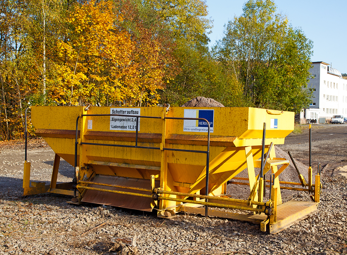 
Schotteraufbau für den Gleiskraftwagenanhänger KLA06 (mit Auffahrrampe), Kleinwagen 06 0021 5, der Hering Bau GmbH & Co. KG (Burbach-Holzhausen), abgestellt am 29.10.2016 in Betzdorf/Sieg. 

Technische Daten:
Hersteller: AHUB GmbH, 15926 Luckau 
Baujahr: 2011 
Fabriknummer: 0001 
Fassungsvermögen: 8 m³ 
Ladegewicht: max. 12.000 kg 
Eigengewicht: 2.400 kg 