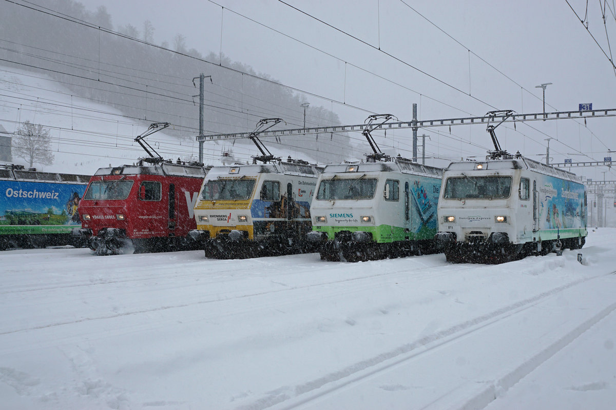 Schweizerische Südostbahn/SOB.
Re 456 Lokomotiven adieu!
Bei sehr starken Schneefällen und grosser Kälte verabschiedete sie die SOB mit verschiedenen Aufstellungen sowie einer Abschiedsfahrt Herisau-Degersheim von den Re 456 091 - Re 456 096. Diese sehr schönen und robusten Lokomotiven wurden in den Jahren 1987 bis 1988 in Betrieb genommen für die Führung vom Voralpen Express. Zwei Re 456 werden von der Oensingen-Balsthal-Bahn/OeBB übernommen wo sie im Güterverkehr eingesetzt werden. Zwei Re 456 ergänzen den Fuhrpark der Sihltal-Zürich-Uetliberg-Bahn/SZU. Unbekannt ist die Zukunft der restlichen Lokomotiven. Die sämtlichen bereits historischen Abschiedsaufnahmen sind am 27. Januar 2021 in Herisau entstanden.
Foto: Walter Ruetsch