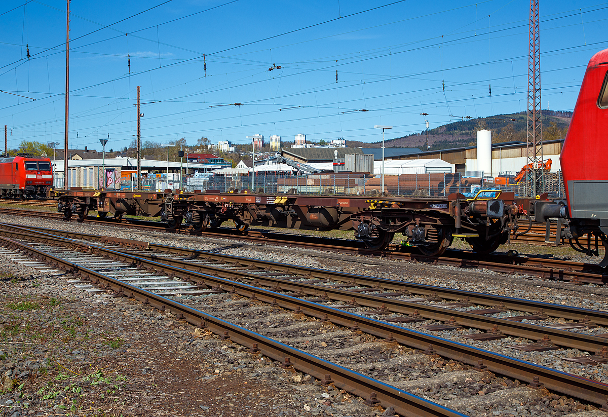 Sechsachsige Drehgestell-Gelenk-Containertragwagen, 33 54 4960 190-5 CZ-TNTD, der Gattung Sggrs 576.0 der slowakischen Firma Tenutado s.r.o, abgestellt am 17.04.2022 in Kreuztal.

Der Wagen wurde 2004 vom  slowakischen Hersteller Tatravagónka a.s. in Poprad unter der Fabriknummer 191 gebaut.

TECHNISCHE DATEN:
Spurweite: 1.435 mm
Länge über Puffer: 26.390 mm
Drehzapfenabstand: 2 x 10.425 mm
Achsabstand in den Drehgestellen: 1.800 mm
Höhe der Ladeebene über S.O.: 1.170 mm
Eigengewicht: 25.000 kg
Max. Zuladung: 90,0 t (ab Streckenklasse C)
Max. Geschwindigkeit: 100 km/h / 120 km/h (leer)
Kleinster befahrbarer Gleisbogen: R 75 m (Einzelwagen) / R 150 m (Zugverband)
Bremse: DK-GP-A (LL) (Max. 108 t)
Bremssohle: IB 116M
Intern. Verwendungsfähigkeit: RIV
