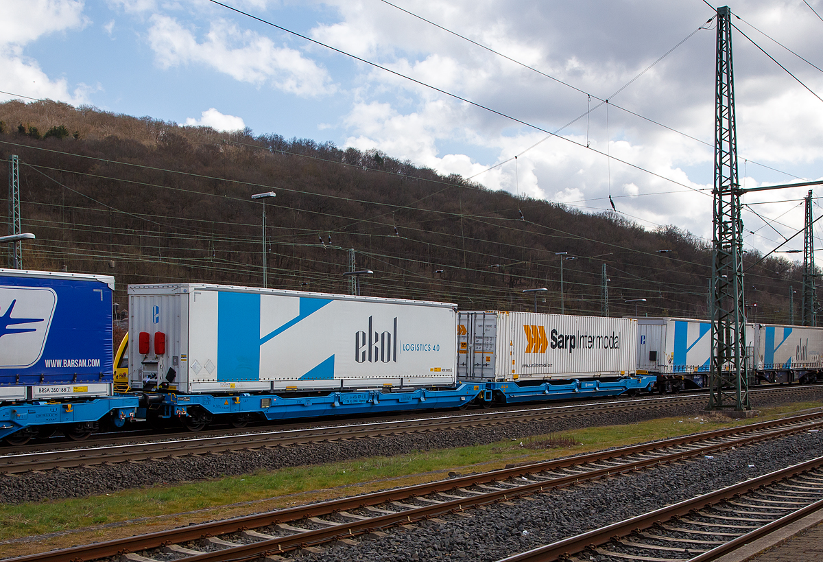 Sechsachsiger Gelenk-Taschenwagen (Doppeltaschenwagen Typ T3000e in Gelenkbauart) der Gattung Sdggmrss (37 84 4956 029-1 NL-EUWAG) des polnischen Wagonvermieters EUROWAGON Sp. z o.o. (eingestellt in den Niederlanden) am 26.03.2021 im Zugverband bei der Durchfahrt im Bf Dillenburg.

Diese Güterwagen sind zum Transport von kranmanipulierbaren Sattelaufliegern und genormten Wechselbehältern / Containern an allen europäischen Eisenbahnstrecken mit Normalspurweite bestimmt, auch bekannt als intermodaler Verkehr.

Technische Daten:
Hersteller: Tatravagónka a.s. Poprad (Slowakei)
Lizenzgeber: Ferriere Cattaneo (Schweiz)
Spurweite: 1.435 mm
Länge über Puffer: 34.200 mm
Drehzapfenabstand: 2 x 14.200 mm
Achsabstand im Drehgestellen: 1.800 mm
Laufraddurchmesser: 920 mm (neu) / 860 mm (abgenutzt)
Drehgestelle: 1x Y25Ls(s)i1f und 2 x Y25Lssi1-K
Eigengewicht: 35.000 kg 
Max. Zuladung bei Lastgrenze S: 100,0 t (ab Streckenklasse D)
Max. Zuladung bei Lastgrenze SS: 85,0 t (ab Streckenklasse C)
Max. Geschwindigkeit: 100 km/h (Lastgrenze SS und leer 120 km/h)
Kleinster befahrbarer Gleisbogen: R 75 m
Max. Radsatzlast S/SS:  22,5 t / 20 t
Ladelänge: 2 x 16.185 mm
Höhe der Ladeebene (bei Container) über S.O.: 1.155 mm
Bremse: 2 x KE-GP-A
Feststellbremse: Ja (auf ein Drehgestell)
Intern. Verwendungsfähigkeit: TEN GE
