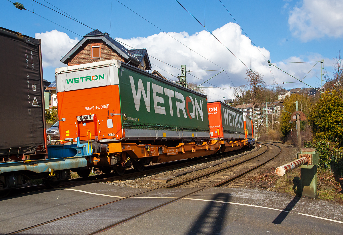 Sechsachsiger Gelenk-Taschenwagen (Doppeltaschenwagen Typ T3000e in Gelenkbauart) der Gattung Sdggmrss (33 52 4956 269-5 BG-WASCO) der WASCOSA AG (eingestellt in Bulgarien) am 19 03.2021 im Zugverband bei der Durchfahrt in Kirchen an der Sieg.

Diese Güterwagen sind zum Transport von kranmanipulierbaren Sattelaufliegern und genormten Wechselbehältern / Containern an allen europäischen Eisenbahnstrecken mit Normalspurweite bestimmt, auch bekannt als intermodaler Verkehr.

Technische Daten:
Spurweite: 1.435 mm
Länge über Puffer: 34.200 mm
Drehzapfenabstand: 2 x 14.200 mm
Achsabstand im Drehgestellen: 1.800 mm
Laufraddurchmesser: 920 mm (neu) / 860 mm (abgenutzt)
Drehgestelle: 1x Y25Ls(s)i1f und 2 x Y25Lssi1-K
Eigengewicht: 36.000 kg 
Max. Zuladung bei Lastgrenze S: 99,0 t (ab Streckenklasse D)
Max. Zuladung bei Lastgrenze SS: 84,0 t (ab Streckenklasse C)
Max. Geschwindigkeit: 100 km/h (Lastgrenze SS und leer 120 km/h)
Kleinster befahrbarer Gleisbogen: R 75 m
Max. Radsatzlast S/SS:  22,5 t / 20 t
Ladelänge: 2 x 16.100 mm
Höhe der Ladeebene (bei Container) über S.O.: 1.155 mm
Bremse: 2 x KE-GP-A
Bremssohle: Jurid 816M
Feststellbremse: Ja (auf ein Drehgestell)
Intern. Verwendungsfähigkeit: TEN GE