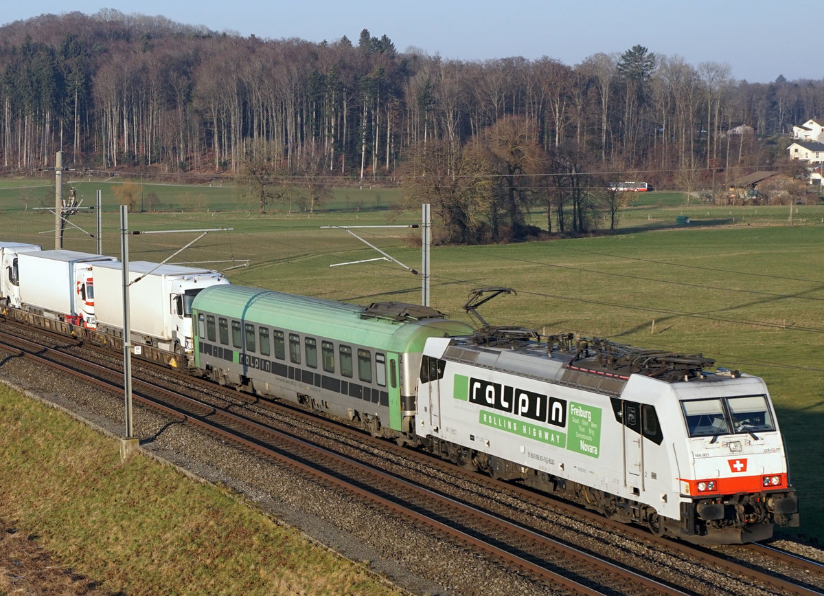 Seit dem 1. Januar 2021 wird die RoLa Freiburg Brsg Rbf - Novara Boschetto mit BLS Re 486 und Lokomotiven der BR 186 gef�hrt. Am 11. Januar 2021 konnte erstmals eine BR 186 mit passendem Anstrich bei Bollodingen dokumentiert werden.
Foto: Walter Ruetsch