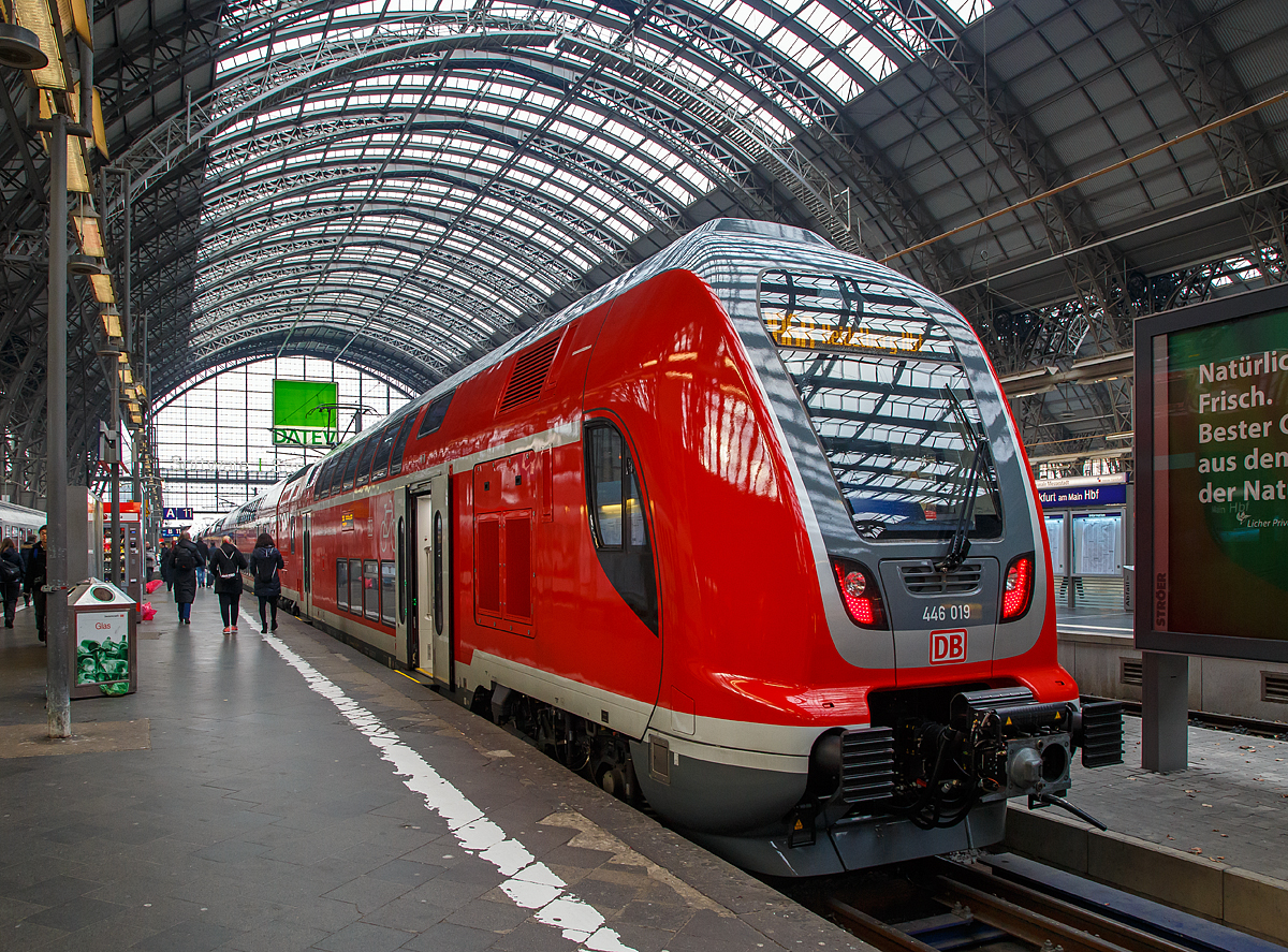 
Seit dem Fahrplanwechsel 2017/18 fahren die neuen Bombardier TWINDEXX Vario Doppelstock-Regionalverkehrstriebz�ge der BR 445 und 446 u.a. als Main-Neckar-Ried-Express. Hier stehen zwei gekuppelte vierteilige TWINDEXX-Einheiten, mit dem Triebwagen 446 019 (91 80 0446 019-5 D-DB DBpzfa) am Ende, als RB 68 „Main-Neckar-Bahn“ nach Heidelberg Hbf, am 16.12.2017 im Hauptbahnhof Frankfurt am Main zur Abfahrt bereit.

Die Planung sieht vor das die Triebz�ge ab Dezember 2018 im Bahnhof Neu-Edingen/Friedrichsfeld gefl�gelt (getrennt) werden, so dass ein Teil als RB 67 nach Mannheim Hbf und der andere als RB 68 nach Heidelberg Hbf weiter fahren. Zurzeit wird die RB 67 �bergangsweise als Pendelverkehr zwischen Neu-Edingen/Friedrichsfeld und Mannheim Hbf mit Anschluss von bzw. zur RB 68 gefahren. Dort werden in der Regel modernisierte Fahrzeuge der Baureihe ET 425 eingesetzt.

F�r den Regionalverkehr wurden Doppelstock-Triebz�ge entwickelt, welche aus zwei Triebwagen und dazwischen eingereihten Doppelstock-Mittelwagen der neuesten Generation (Typ G�rlitz IX) bestehen. Die Triebwagen werden als DB-Baureihe 445 (EH 600 mm) bzw. 446 (EH 720 mm) gef�hrt. Die Wagen einer Einheit sind mit Schraubenkupplungen verbunden, sodass, anders als bei herk�mmlichen Triebz�gen, eine individuelle Zusammenstellung von Z�gen beim Rangieren im Regelbetrieb durch den Triebfahrzeugf�hrer erm�glicht wird. An den F�hrerstandsenden kommen dagegen die bei Triebwagen �blichen Scharfenbergkupplungen vom Typ 10 zum Einsatz, was das Kuppeln und Trennen von mehreren Triebzug-Einheiten (Fl�gelung) in kurzer Zeit erm�glicht.

Der erste Einsatz der Triebz�ge in Deutschland sollte urspr�nglich ab Dezember 2014 auf dem Nord-S�d-Netz des Verkehrsverbundes Berlin-Brandenburg von DB Regio Nordost erfolgen. Bestellt wurden f�nf f�nfteilige Doppelstocktriebz�ge der Art „Twindexx Vario“] f�r die Linie RE5 Rostock – Berlin – Lutherstadt Wittenberg. Je Zug sollen zwei Triebwagen zum Einsatz kommen. Die Auslieferung dieser Triebwagen verz�gerte sich.


Im �berschneidungsgebiet Rhein-Main/Rhein-Neckar, den Tarifgebieten des RMV und des VRN, werden ab Dezember 2017 im Rahmen des neuen Verkehrsvertrages 7 drei- und 17 vierteilige fabrikneue Twindexx-Z�ge ohne reine Steuerwagen eingesetzt. Damit sollen die Riedbahn Mannheim – Biblis – Frankfurt und die Rhein-Main-Neckar-Verbindung entlang der Bergstra�e (Mannheim / Heidelberg – Darmstadt – Frankfurt) verst�rkt werden.  Die Fahrzeuge verf�gen f�r diesen Abruf erstmals �ber eine Einstiegsh�he von 730 Millimetern �ber Schienenoberkante. Sonst sind es Tiefeinstiegswagen einer Einstiegsh�he von 600 Millimetern. Aufgrund der Abweichungen von den �brigen Regio-Twindexx-Einheiten werden die Fahrzeuge des Netzes Main-Neckar als Baureihe 446 gef�hrt.

TECHNISCHE DATEN (Vierteiler BR 446):
Spurweite: 1.435 mm (Normalspur)
Achsfolge: Bo’Bo‘+2‘2‘+2‘2‘+Bo’Bo‘
Zugl�nge: 105.550 mm
Einstiegsh�he: 720 mm
Antriebsleistung: 4.600 kW
Anfahrzugkraft: 362 kN
H�chstgeschwindigkeit: 160 km/h (mit Mg-Bremse)
Stromsystem:  15 kV, 16 2/3 Hz
Anstelle der beiden Triebwagen, besteht auch die M�glichkeit einen Zug aus einem Triebwagen, den Mittelwagen und einem Steuerwagen zusammen zustellen.

Triebwagen:
L�nge �ber Kupplung: 25.980 mm
Achsstand im Drehgestell:  2.500 mm
Leergewicht: 66t
Drehgestelle (luftgefedert):  BOMBARDIER FLEXX Compact Heavy FCH

Mittelwagen (Typ G�rlitz IX) : 
L�nge �ber Kupplung:  26.800 mm
Achsstand im Drehgestell:  2.500 mm
Leergewicht: 50 t
Drehgestelle (luftgefedert):  FLEXX Load Typ G�rlitz IX Do

Quellen: Wikipedia, Bombardier und bahn.de
