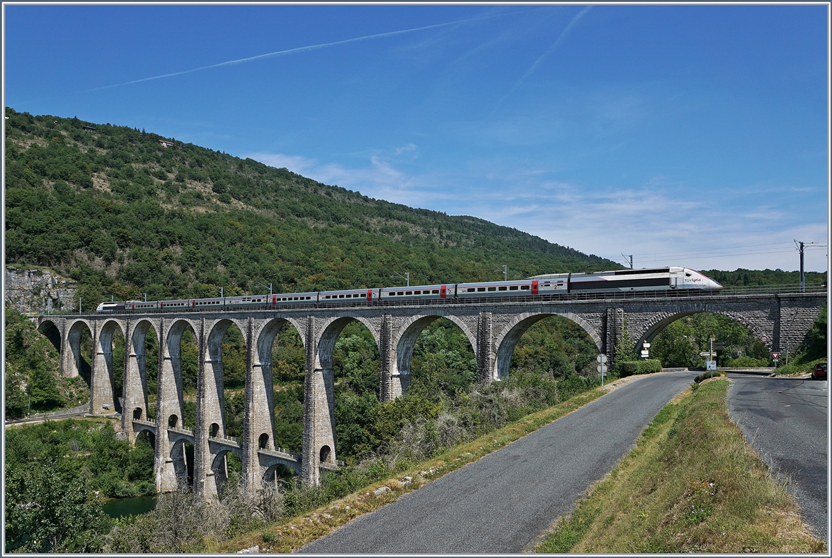 Seit Ende 2010 nehmen die TGV  Züge von Genève nach Paris den weg über die dafür hergerichtet Strecke Bellegarde - Nantua - Bourg en Bresse, die zwar keine hohen Geschwindigkeiten erlaubt, aber dann der eingesparten 47 km gegenüber der Strecke via Culoz doch eine erhebliche Zeitersparnis bringt. 

Im Bild der TGV-Triebzug 4401 als TGV Lyria 9770 von Genève nach Paris auf dem 269 Meter langen Viaduc de Cize-Bolozon welches die Ain überbrückt. 

17. Juli 2019
