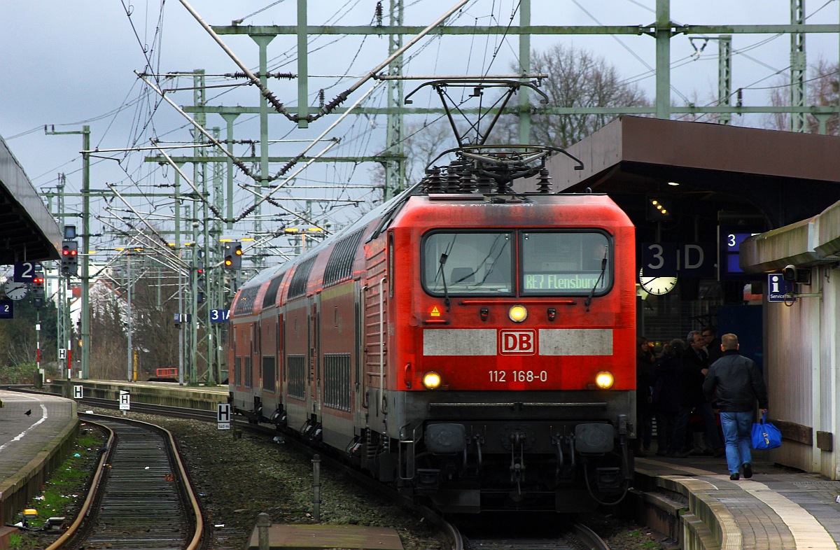 Seit gestern vorgezogen und ab morgen nun t�glich sind auf der Linie RE7(Hamburg-Flensburg) Loks der Baureihe 112 mit 4 Dostos unterwegs. Hier steht die 6 112 168-0 mit RE7 nach Flensburg abfahrbereit im Bahnhof Neum�nster. 12.12.2015