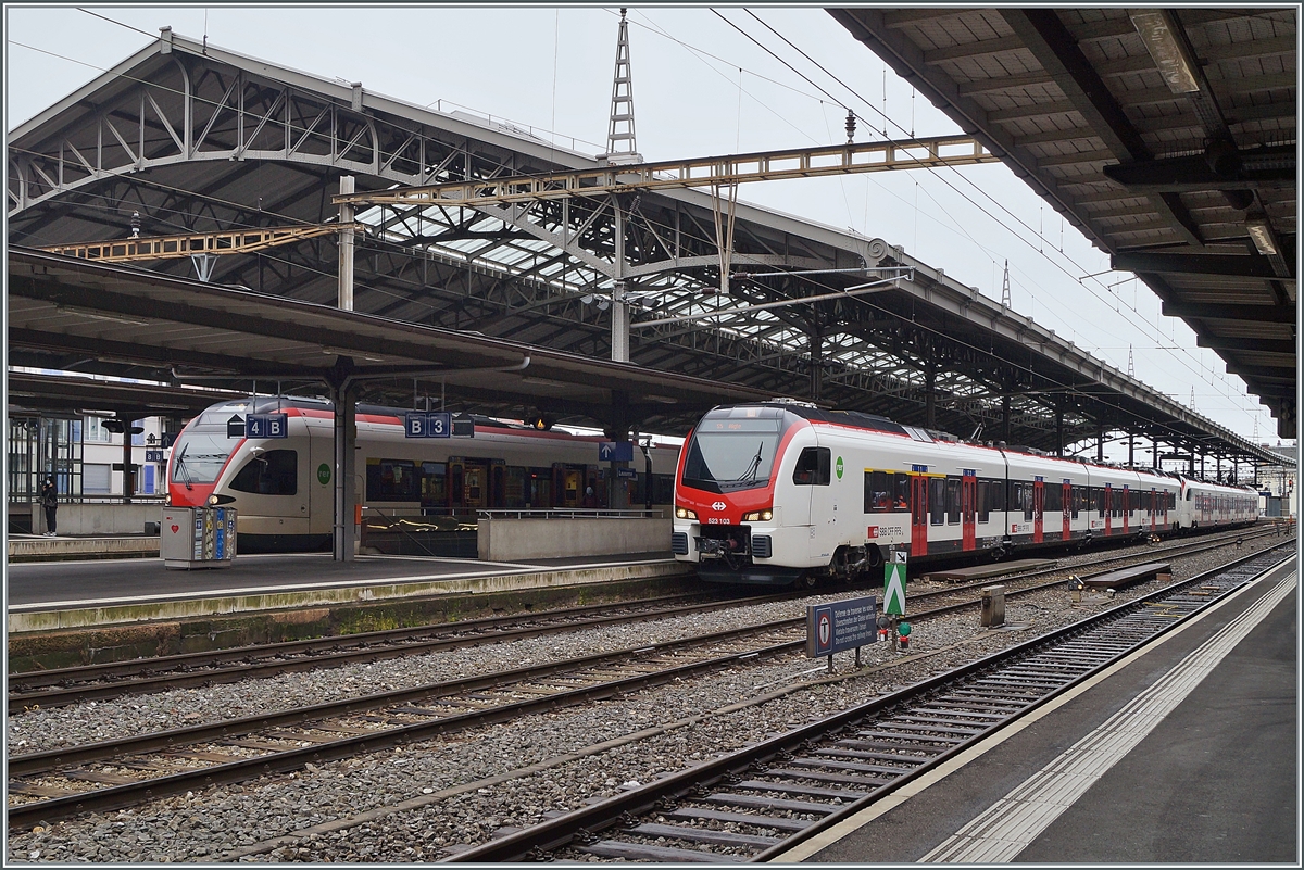 Seit langem immer wieder in der Ferne gesehen, doch nun endlich im Planeinsatz: die neuen Flirt 3 RABe 523.1; hier warten die beiden RABe 523 103 (UIC 94 85 4 523 103-7 CH-SBB) und RABe 523 104 (UIC 9485 4 523 104-1 CH-SBB) als S 5 nach Aigle in Lausanne auf die Weiterfahrt.

10. Februar 2021