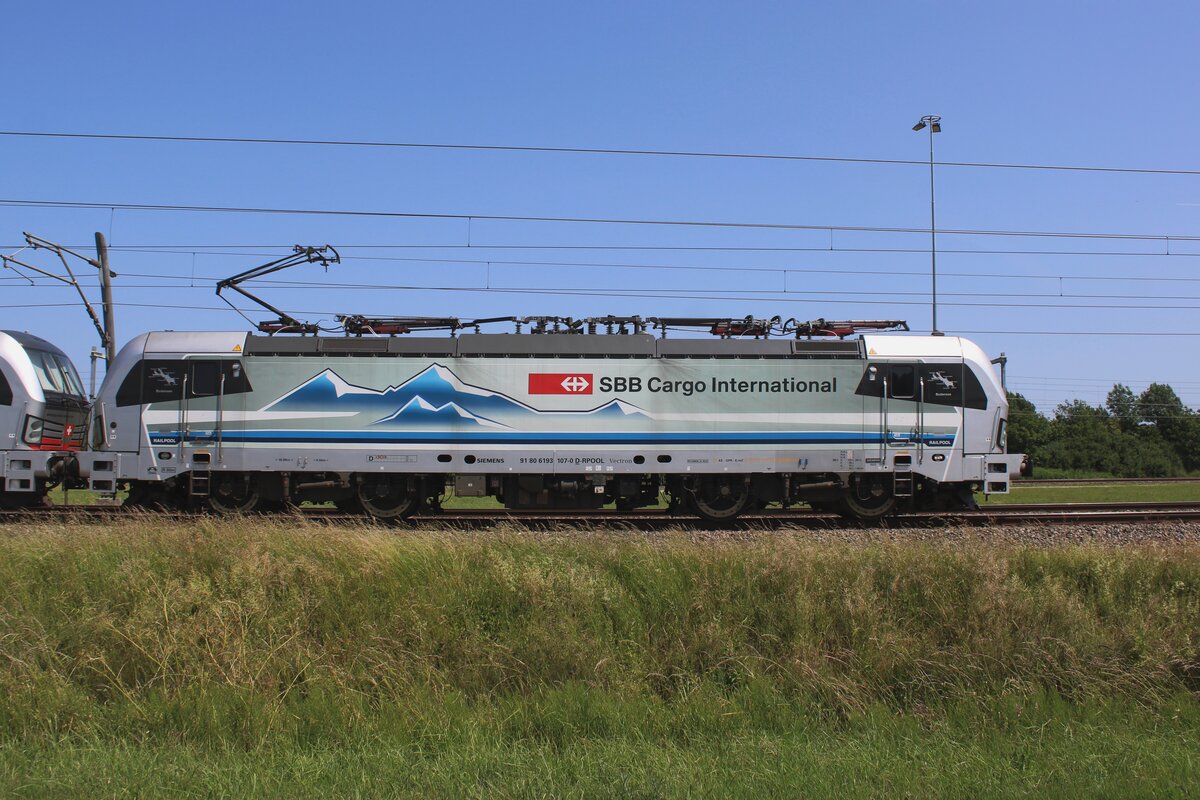 Seitenblick auf 193 107 von SBBCI w�hrend ein Stillstand in Valburg am 12 Juni 2025.