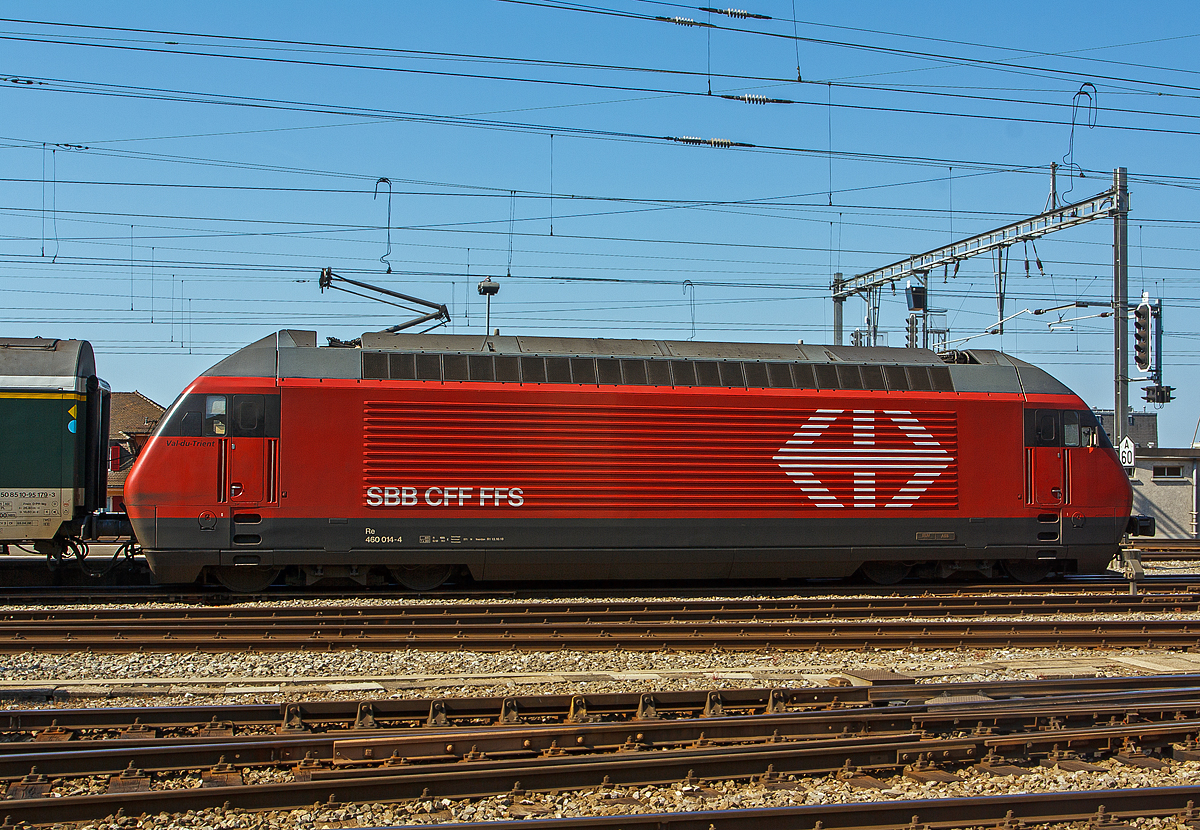 Seitenportrait der SBB Re 460 014-4   Val-du-Trient  am 29.05.2012 mit einem IR im Bahnhof Lausanne.

Die Lok wurde 1992 von der SLM unter der Fabriknummer 5475 gebaut, der elektrische Teil ist von ABB.
