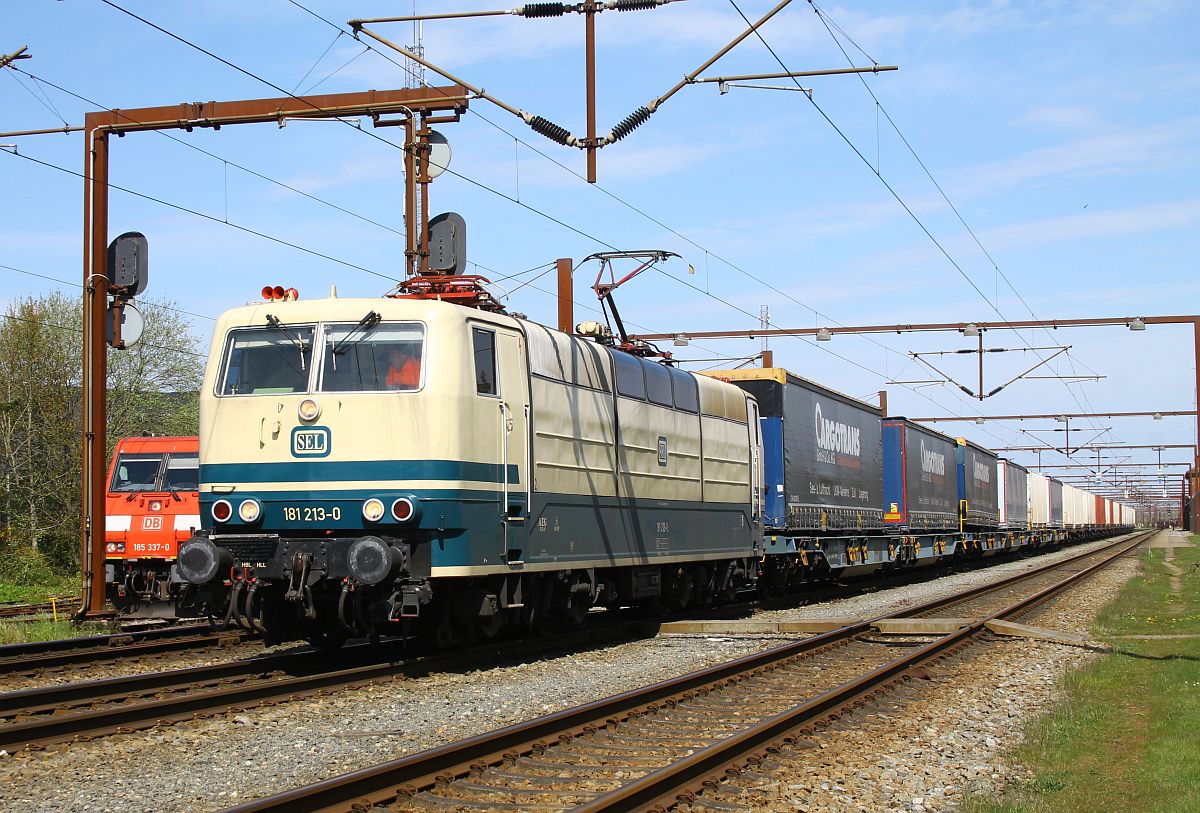 SEL 181 213-0 fährt vor dem DB Güterzug mit 185 337-0 in Richtung Süden aus, Pattburg/Padborg 05.05.2023