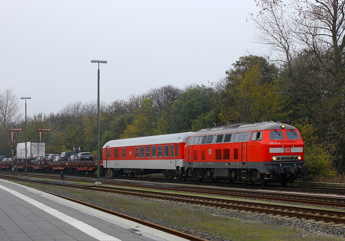 Sie sieht etwas gewöhnungsbedürftig aus die 218 321-8 mit ihren roten Fensterrahmen...hier hat sie mit einem SyltShuttle Einfahrt in Niebüll. 01.11.2015