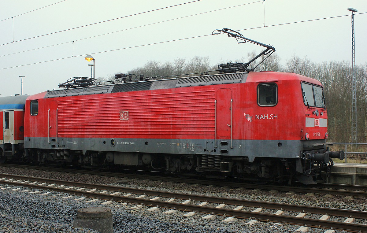 Sie sieht nicht unbedingt einladend aus aber Hauptsache man hat ihr den neuen NAH.SH Aufkleber verpasst...6 112 125-0(REV/AK/21.11.13) geh�rt nun auch zum Bh Kiel. Schleswig 16.12.2015