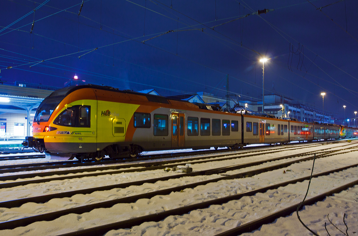 
Siegen Hbf by Night: Der 5-teiliger Stadler FLIRT 429 543 / 429 042 der HLB (Hessischen Landesbahn) ist am 08.02.2013 (0:17 Uhr) beim Hbf Siegen abgestellt. 