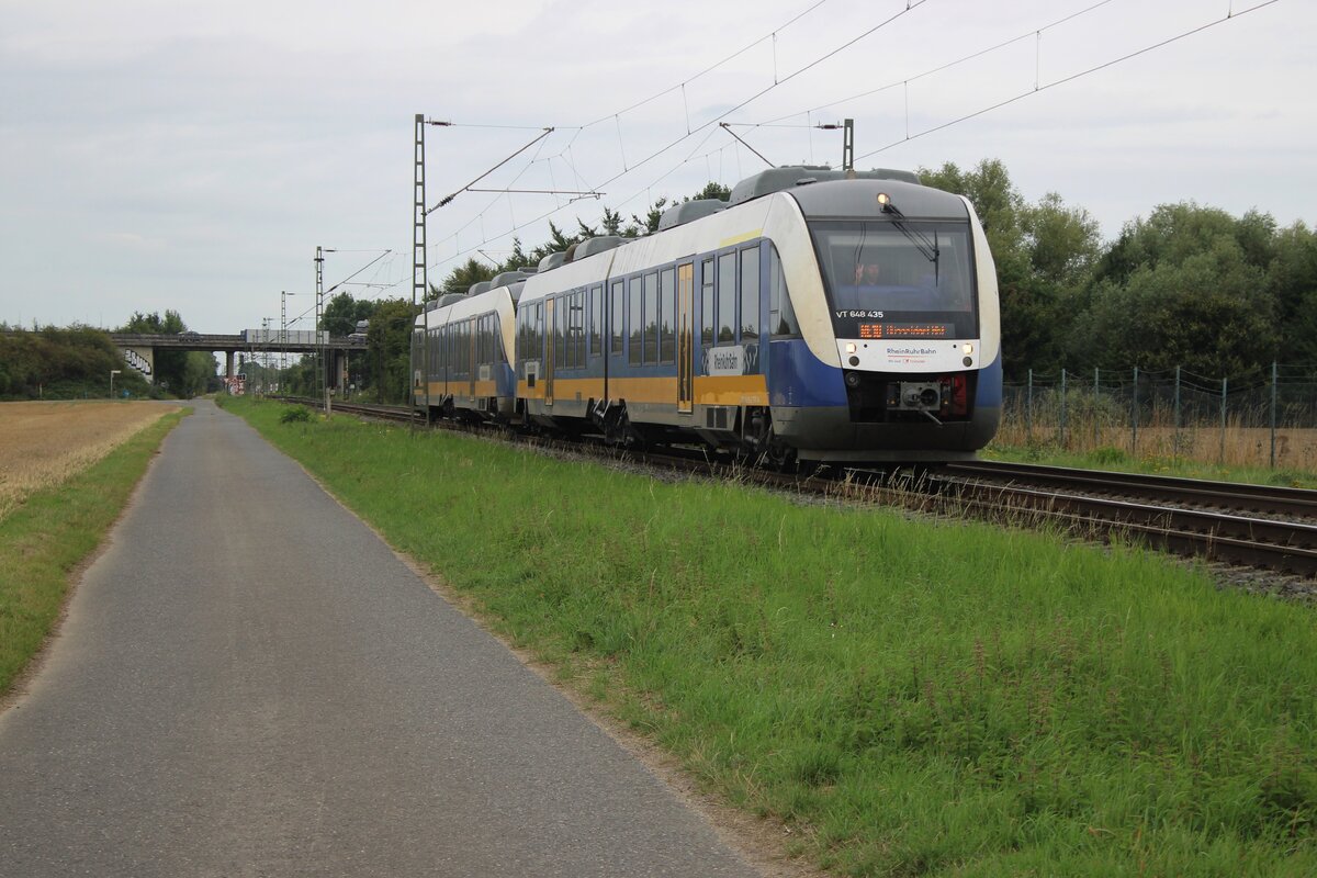 Siegeszug? Der Triebzugführer von 648 435 macht das Victory-Signal beim passage in Kaarst Broicherseite am 8 Augustus 2025.