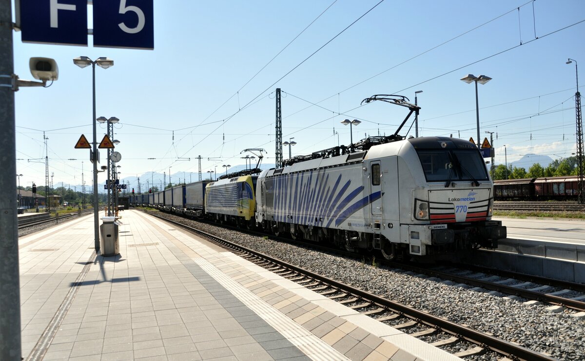 Siemens Vectron Lokomotion Nr.770 (91 80 6193 770-5 D-LM) und Lokomotion 189 912 mit Walther Sattelaufliegerzug in Rosenheim am 12.08.2022.