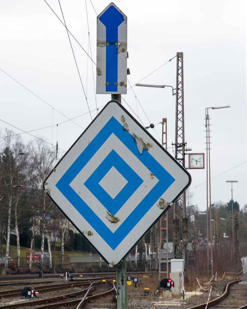 
Signal EL 6: Halt für Fahrzeuge mit angehobenen Stromabnehmer. 
Der Pfeil darüber zeigt, es gilt für geradeaus. Hier am 12.03.2016 in Kreuztal.