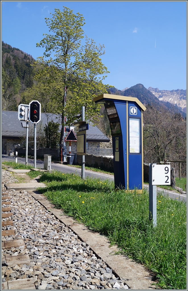 Signale, ein Stationsschild, ja sogar eine funktionieren Infotafel - aber wo ist in Sendy-Sollard der Bahnsteig?
16. April 2014