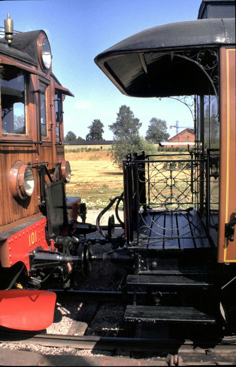 SJ Ellok Typ D Nr.101 mit Holzkasten und Plattform eines historischen Reisezugwagens in Holzbauart im Eisenbahnmuseum Gävle am 10.08.1994.