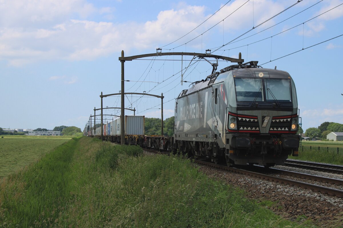 Smileys inkludiert! RFO 193 949 zieht ein eher mässig beladener KLV durch Hulten nach Venlo am 5 Juni 2024.
