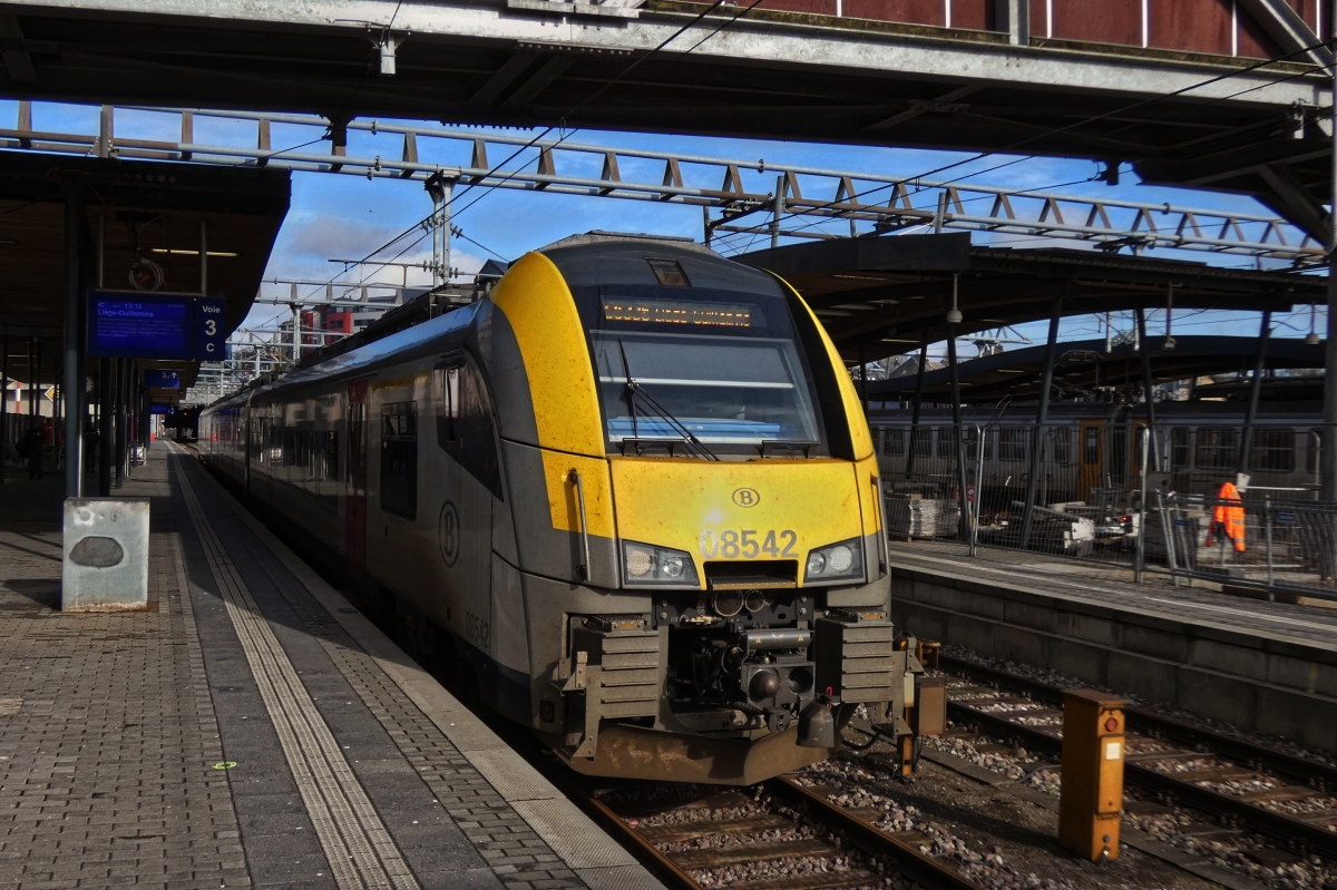 SNCB Desiro AM08 542 hat soeben seinen Streckenendbahnhof der Stadt Luxemburg erreicht.
Nach einer kurzen Pause wird er als IC 5335 die R�ckfahrt nach L�ttich antreten. 04.02.2021
