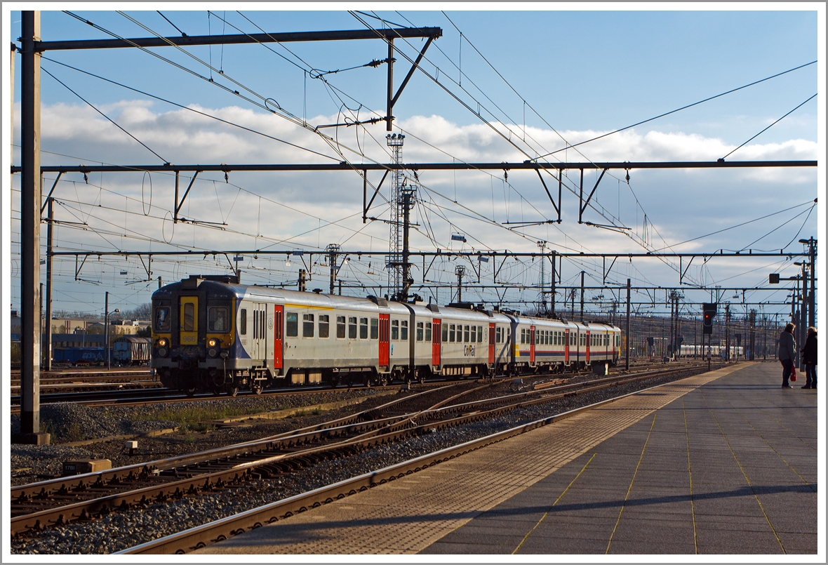 SNCB/NMBS Triebzug AM CityRail 966 ex 671 AM 70 TH und 617 AM 66 f�hrt am 23.11.2013 in den Bahnhof Br�gge (Brugge).