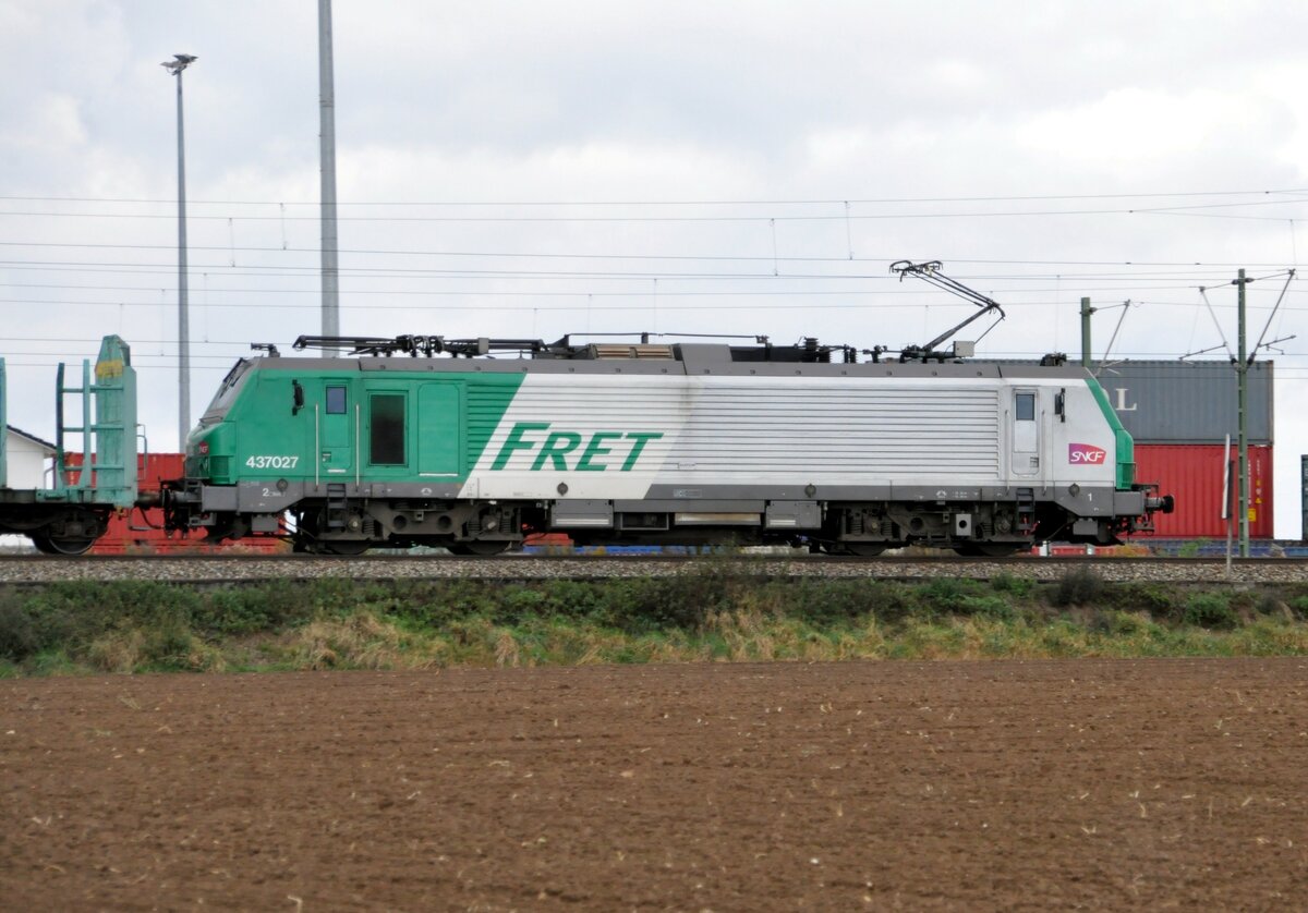 SNCF 437 027 FRET in Ulm mit G�terzug am 13.10.2009.