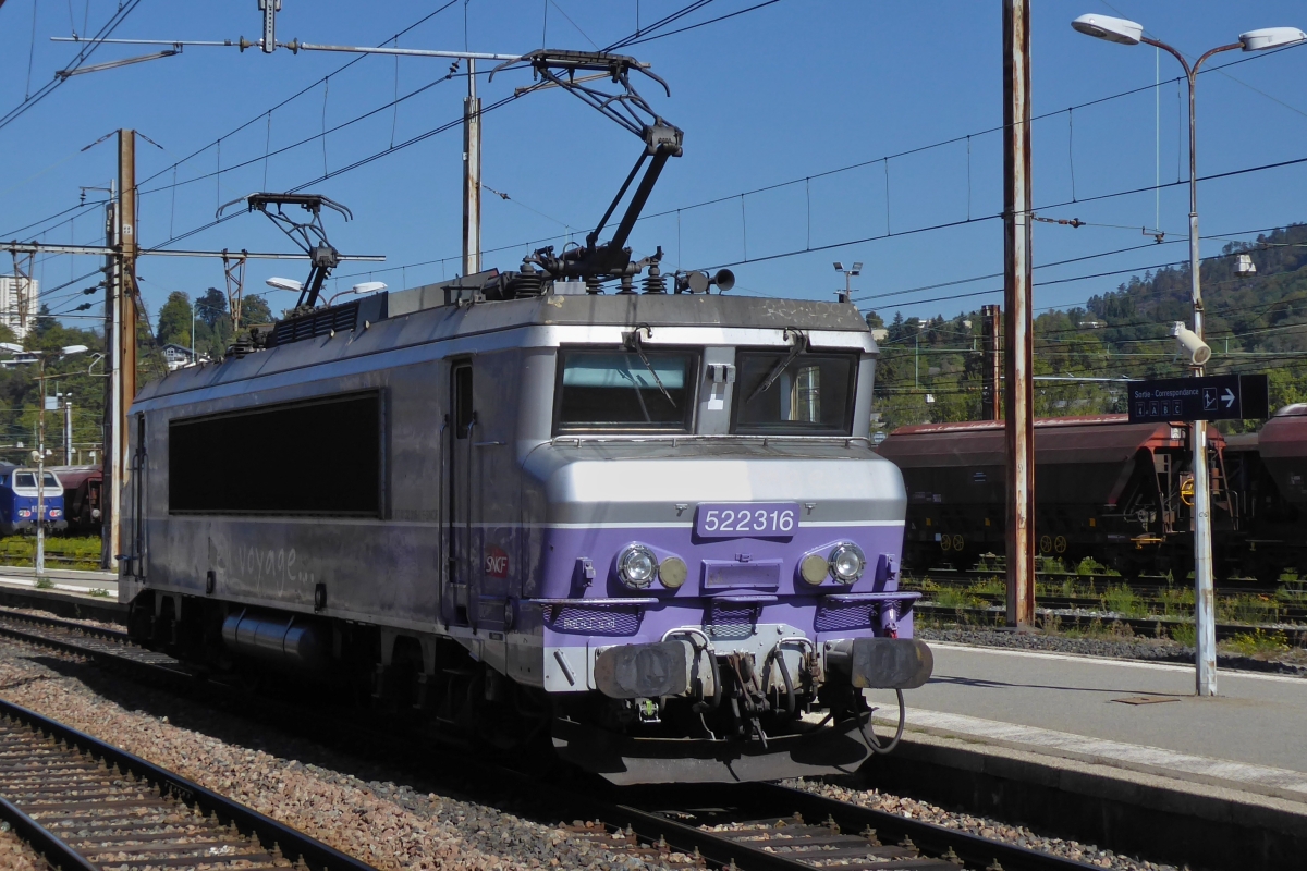 SNCF BB 22316 wartet geduldig am Bahnsteig vom Bahnhof Chamb�ry Challes-Eaux, um an die Personenwagen angeh�ngt zu werden. 22.09.2022 (Hans) 
