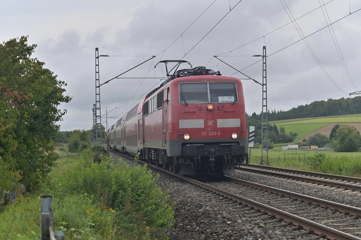 Sonntagsschuß. 111 200-2 im Bauland gen Osterburken fahrend unterwegs mit dem RE8 Ersatzzug.  27.8.2023