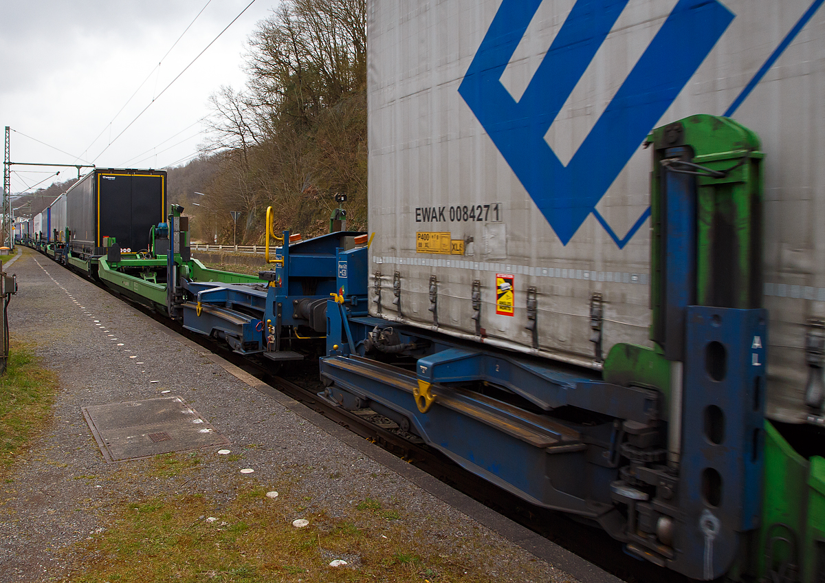 Spezieller sechsachsiger Gelenk-Taschenwagen System HELROM, 87 80 4993 007-5 D-HEL, der Gattung Sdmrs, der HELROM Trailer Rail am 01.04.2022 im Zugverband bei der Zugdurchfahrt in Scheuerfeld (Sieg). 

Der Clou bei HELROM sind neuartige Transportwaggons, die keine teuren Kran- oder Verladeeinrichtungen brauchen. Dieses Megaswing-System ist ein spezieller Taschenwagen mit schwenkbaren Aufnahmewannen für Sattelauflieger. Hydraulikstützen dienen als Stabilisierung, wenn die Wanne nach links oder rechts ausschwenkt. Die Beladung der Wanne mit einem Sattelauflieger erfolgt rückwärts. Nach Absatteln des Sattelaufliegers wird die Wanne angehoben und schwenkt wieder ein. Der Sattelauflieger wird leicht abgesenkt und mit dem Waggon fest verbunden, er ist nun auf dem Waggon sicher verstaut. Die Technik ist im Waggon verbaut.

TECHNISCHE DATEN:
Hersteller: Gök Yapi  (Türkei)
Spurweite: 1.435 mm
Länge über Puffer: 34.230 mm
Drehzapfenabstand: 2 x 14.200 mm
Achsabstand im Drehgestellen: 1.800 mm
Laufraddurchmesser: 920 mm (neu)
Eigengewicht: 45.200 kg 
Max. Zuladung bei Lastgrenze: 76,0 t (ab Streckenklasse D)
Max. Geschwindigkeit: 100 km/h (beladen) / 120 km/h (leer)
Kleinster befahrbarer Gleisbogen: R 75 m
Bremse: 2 x MH-GP-A (K)
Bremssohle: Cosid 810
Feststellbremse: Ja (auf ein Drehgestell)
Intern. Verwendungsfähigkeit: TEN CW
