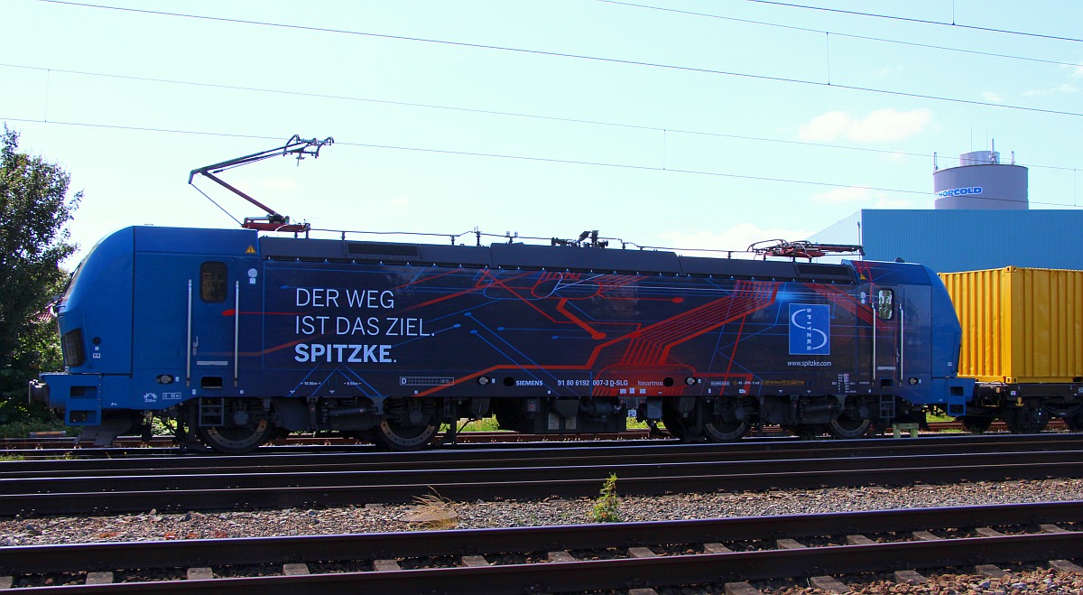 Spitzke E 192-SP-100 hat ihren Bauzug erreicht und wird mit diesem gleich gen Süden abfahren. Pattburg 13.07.2022
