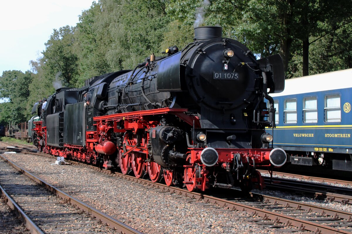 SSN 01 1075 steht am 3 September 2023 während Terug naar Toen 2023 in Loenen.