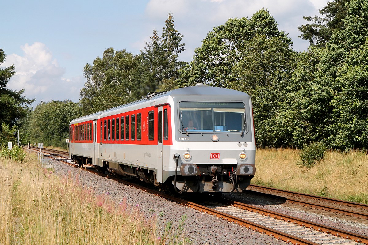SSP 0628/0928 512  Kampen  auf dem Weg nach Westerland ebenfalls aufgenommen an einem Bü Bordelum km 180.4 bei Langenhorn. 09.08.2017