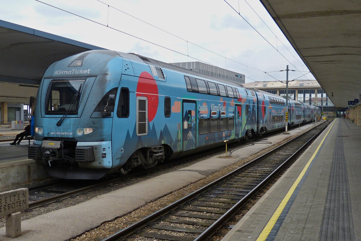 Stadler Kiss Triebug 4010 628 mit Werbe Beklebung, der Westbahn steht im Westbahnhof von Wien. 06.06.2023