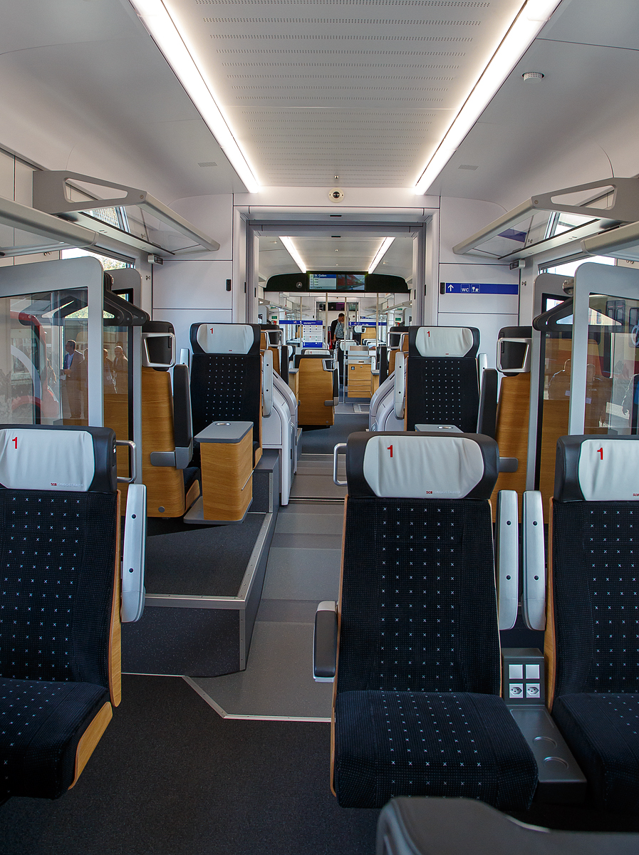Stadler pr�sentierte auf der InnoTrans 2018 (hier 18.09.2018) in Berlin den neuen f�r die SOB (S�dostbahn) bestimmten 8-teiligen elektrischen Stadler FLIRT 3 – Traverso (94 85 7 526 101-1 CH-SOB / 201-9).

Hier der Innenraum.
