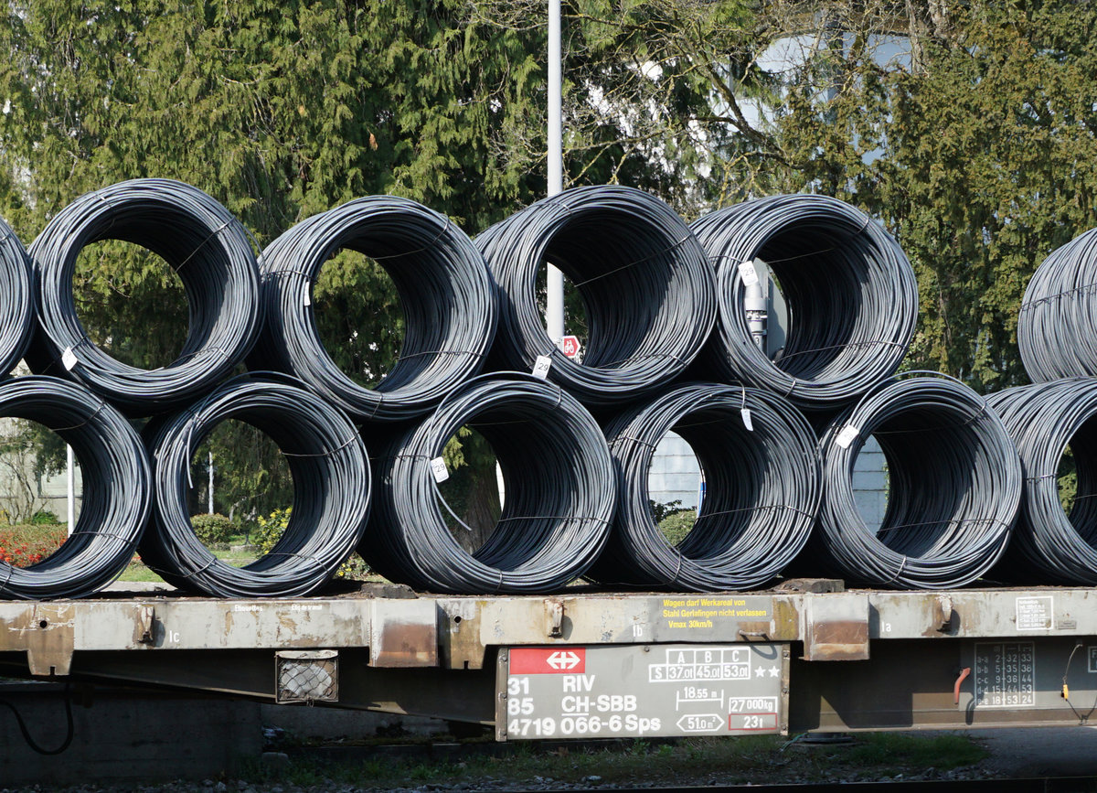 STAHL GERLAFINGEN AG.
In Gerlafingen bei der Stahl Gerlafingen AG wird gegenwärtig trotz dem Coronavirus auf Hochtouren gearbeitet. Pro Tag treffen mehrere  sehr lange Schrottzüge in Gerlafingen ein und auch der Lastwagenverkehr ist enorm. Während dem ganzen Tag stehen sogar gleichzeitig zwei Diesellokomotiven für den harten Rangierdienst im Einsatz. Während dem Ausfall einer V Gravita 10BB musste die gelbe Gastlok von der Baufirma C.VANOLI AG aushelfen.
Inpressionen vom 19. März 2020.
Werkverkehr mit Wagen die das Industrieareal in Gerlafingen nicht verlassen dürfen.
Foto: Walter Ruetsch