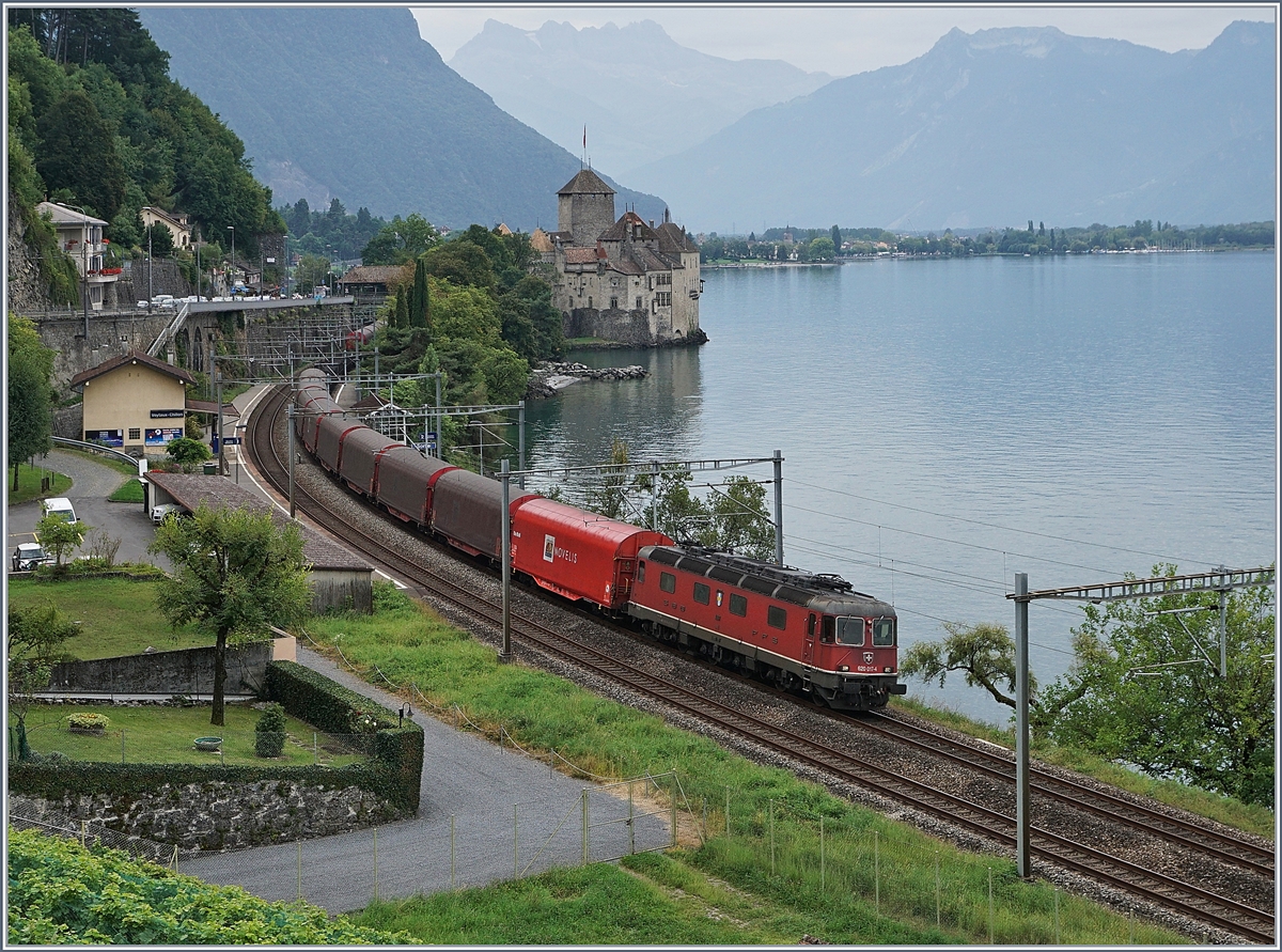 Statt einer Re 474 besorgte am 28. Aug. 2017 die SBB Re 620 017-4 den Dienst am Novelis Alluminum Zug von Sierre über Singen nach Göttingen.
Das Bild zeigt den Zug vor der Kulisse des Château de Chillon.