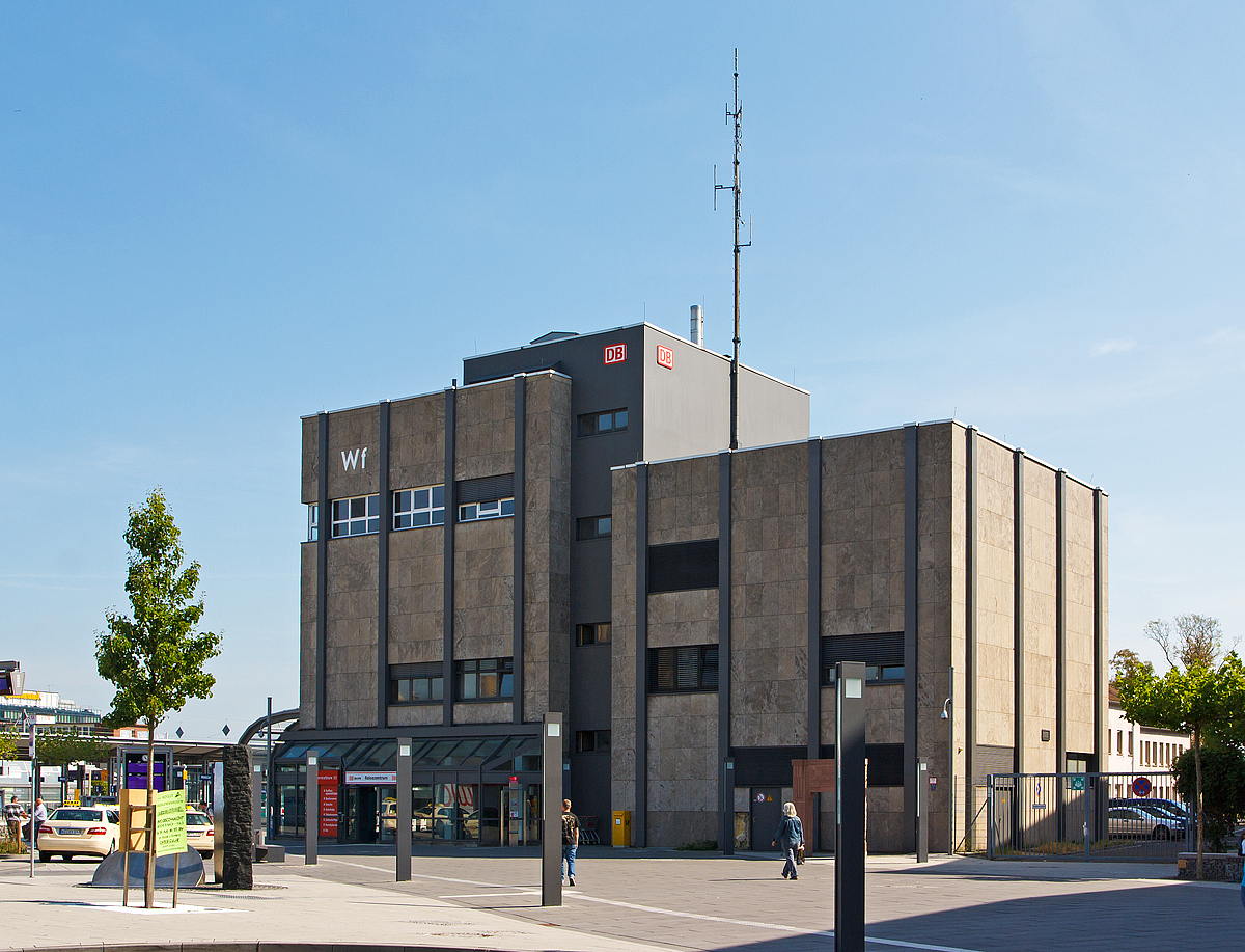
Stellwerk Wetzlar Fahrdienstleiter (Wf) und zugleich Empfangsgebäude vom Bahnhof Wetzlar am 21.08.2013.
