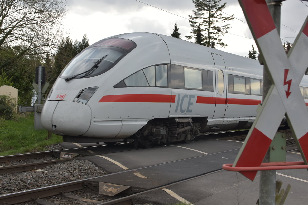 Steuerkopf des ICE 411 Berlin von der DB und ÖBB betrieben, der hier gerade aus Mönchengladbach kommend in Richtung Köln auf der Kbs 465 am Bü Fürther Hecke ist. Ob er nun die Fans aus der Hauptstadt nach Rheydt gebracht hat ist fraglich, aber nicht gänzlich unmöglich. Nur hat Hertha das Spiel mit 1:0 verloren.
5.4.2017