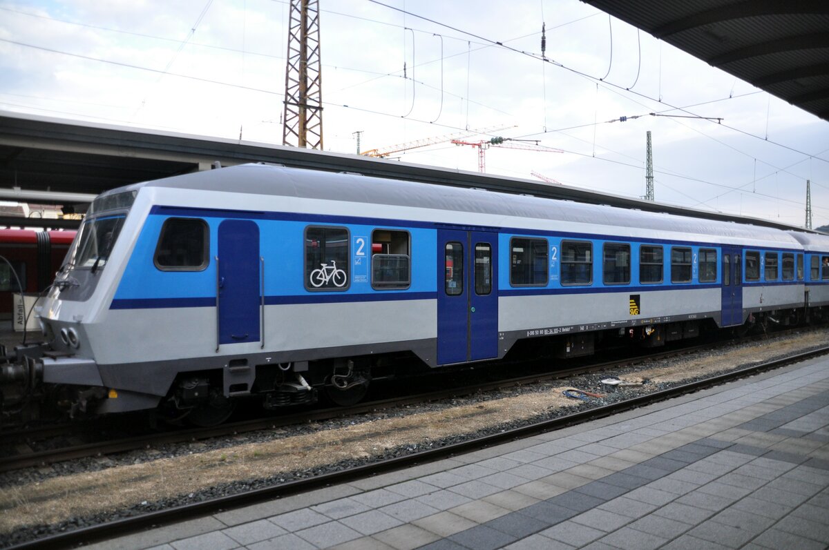 Steuerwagen des Ferienexpress Stuttgart - Singen D-SVG 50 80 80-34 105-2 Bnrbdzt in Ulm am 20.08.2022.